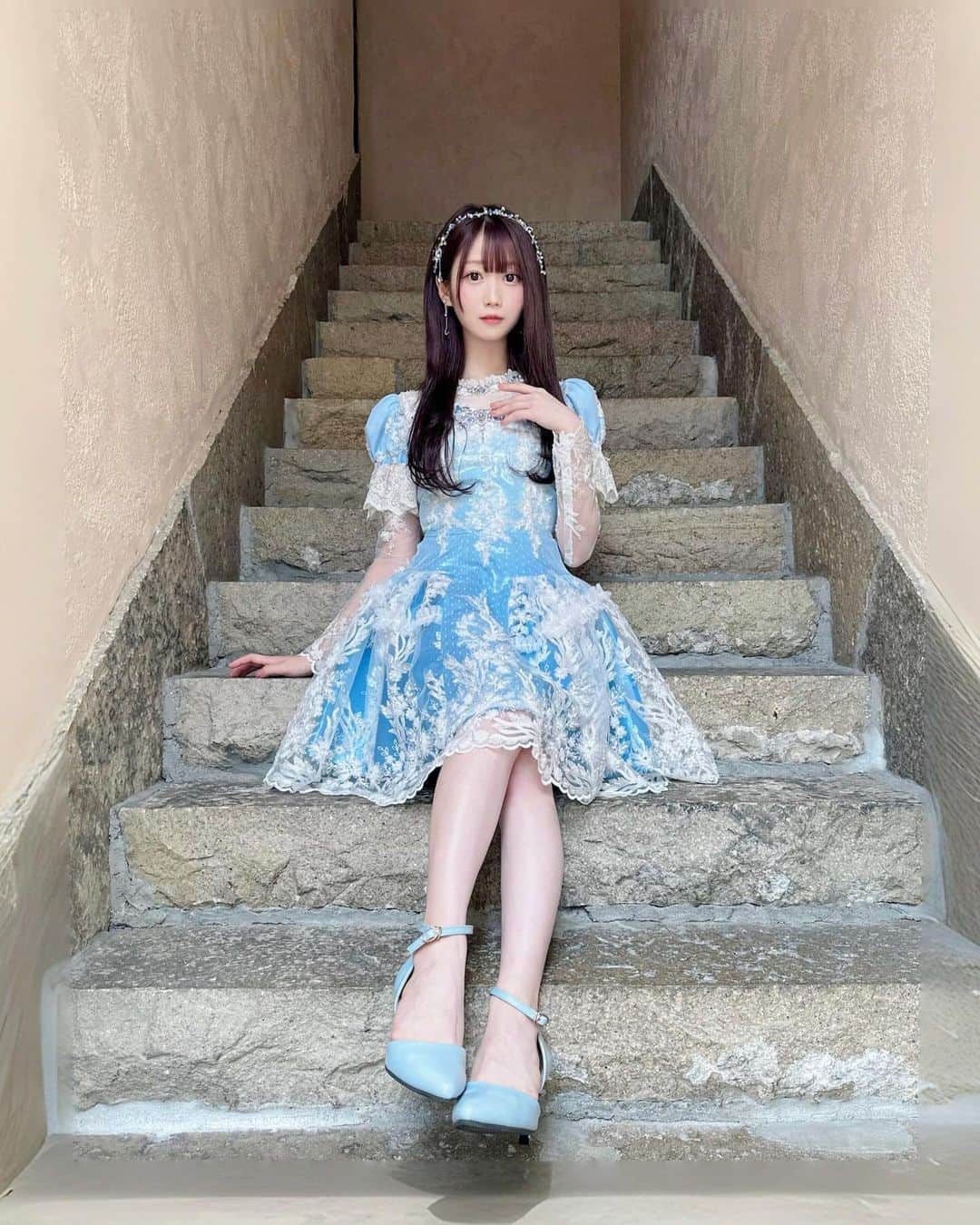 大谷映美里さんのインスタグラム写真 - (大谷映美里Instagram)「衣装全身〜っ🩵💭 繊細なレースが楽曲にぴったりで綺麗な衣装🫶🏻 髪飾りもキラキラでお気に入りです⭐️✨  15枚目シングル「ラストノートしか知らない」 本日発売になりました🕯️💿🩵  すでに沢山聴いて下さって、手に取って下さって ありがとうございます🎧✨✨ どの曲も、大切な宝物です！ 皆さんのお手元に届きますように…🌙」11月29日 20時00分 - otani_emiri