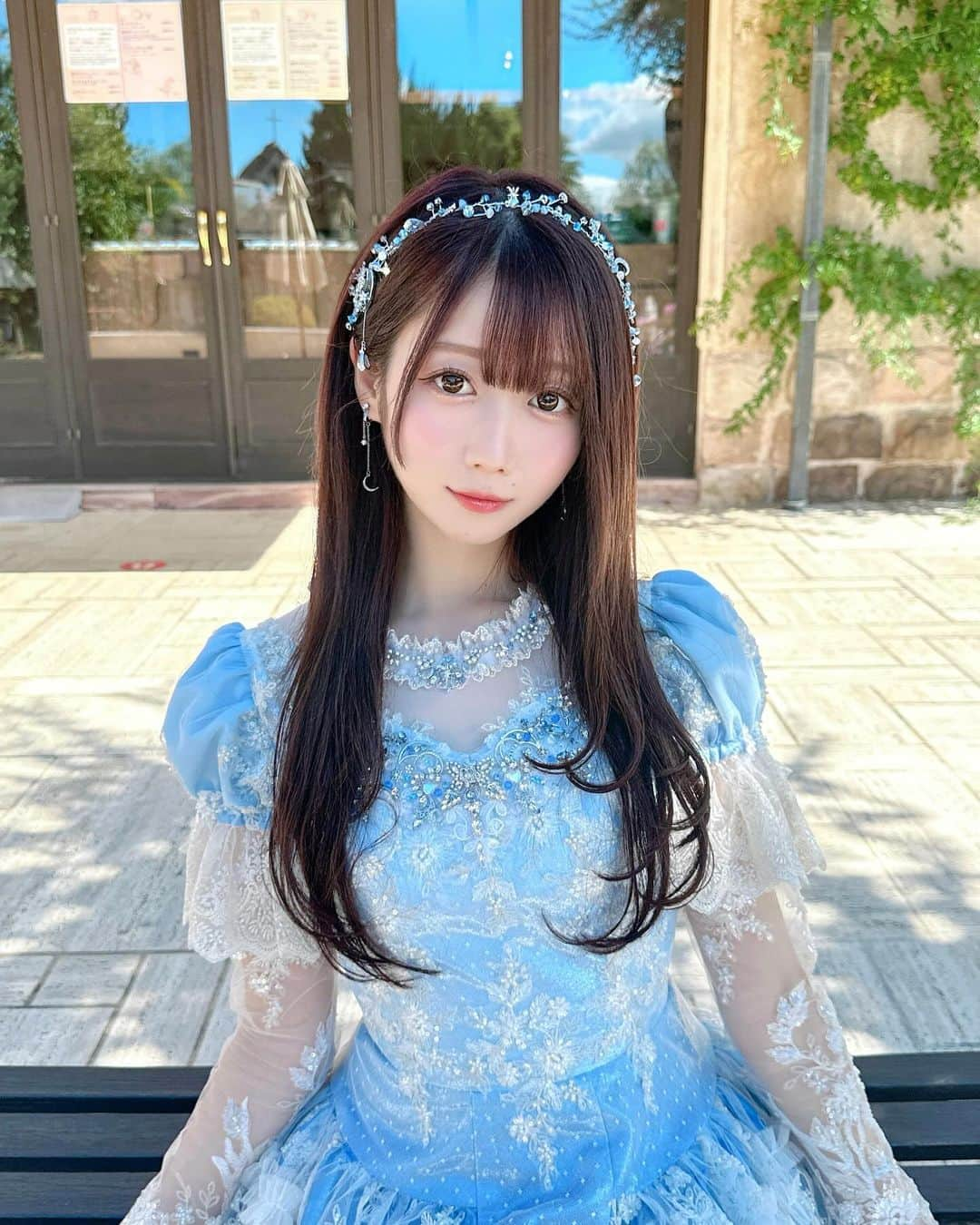 大谷映美里さんのインスタグラム写真 - (大谷映美里Instagram)「衣装全身〜っ🩵💭 繊細なレースが楽曲にぴったりで綺麗な衣装🫶🏻 髪飾りもキラキラでお気に入りです⭐️✨  15枚目シングル「ラストノートしか知らない」 本日発売になりました🕯️💿🩵  すでに沢山聴いて下さって、手に取って下さって ありがとうございます🎧✨✨ どの曲も、大切な宝物です！ 皆さんのお手元に届きますように…🌙」11月29日 20時00分 - otani_emiri