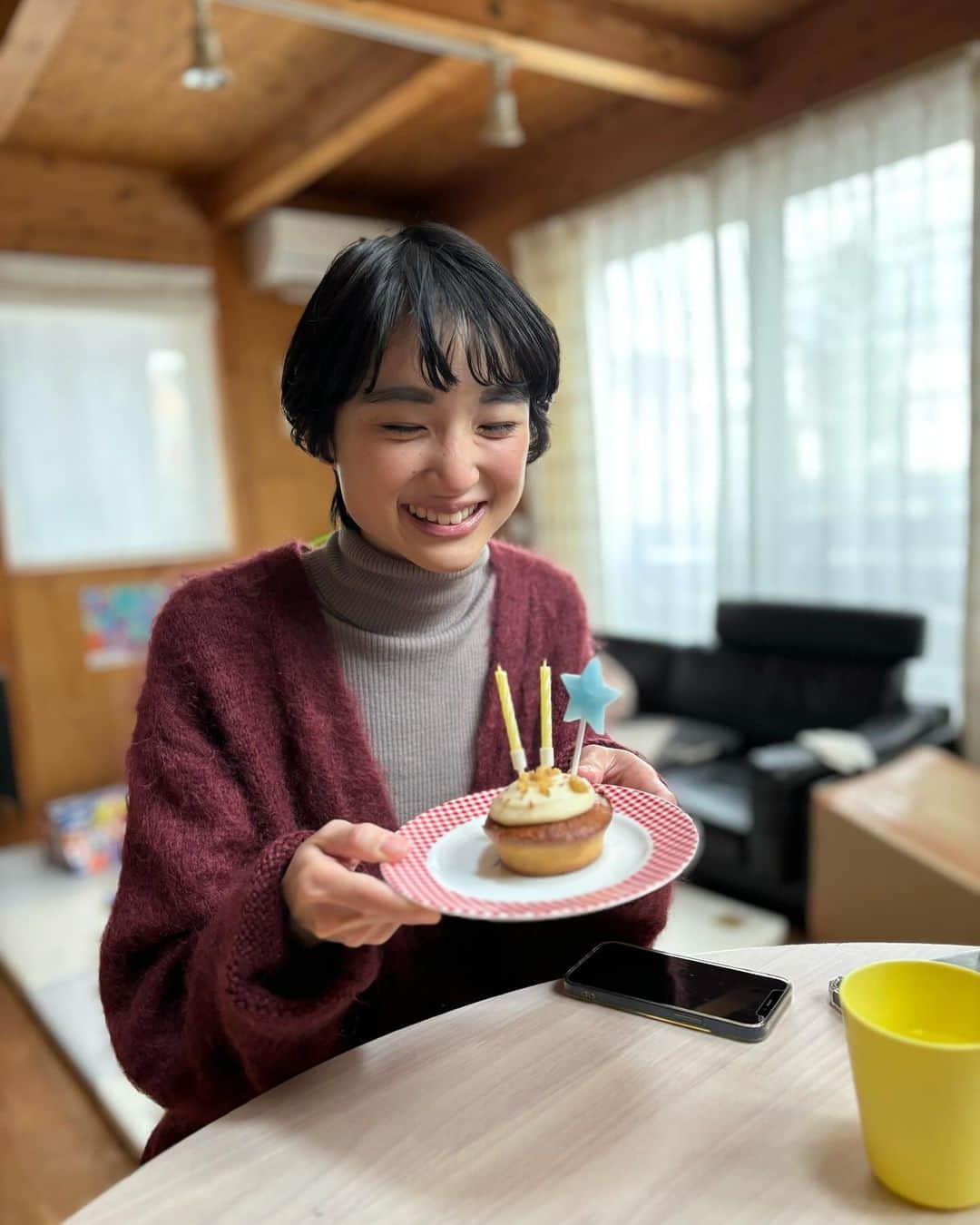 沙田瑞紀さんのインスタグラム写真 - (沙田瑞紀Instagram)「すこし遅くなってしまった...  先日みほちゃんが遊びに来てくれたので キャロットケーキつくってお誕生日を祝い🥕おめでとうっ！  1/28はミホちゃんと2マンです、たのしみすぎ 久々バンドセット遊びにきてね！！  miidaのバンドメンバーは @gaijinbows & @kenji_drums 🤝  中野ミホ×miida 2マンライブ 2024年1月28日(日) @三軒茶屋GrapeFruitMoon OPEN18:30/START19:15 w/ miida , 中野ミホ(Band Set)  一般 : 前売¥4000(+D)/当日¥4500(+D) 学割 : 前売¥2500(+D) / 当日¥3000(+D)※25歳以下、身分証要確認  チケットURLはストーリーズハイライトに載せますね🤨」11月29日 20時10分 - mizuki_masuda
