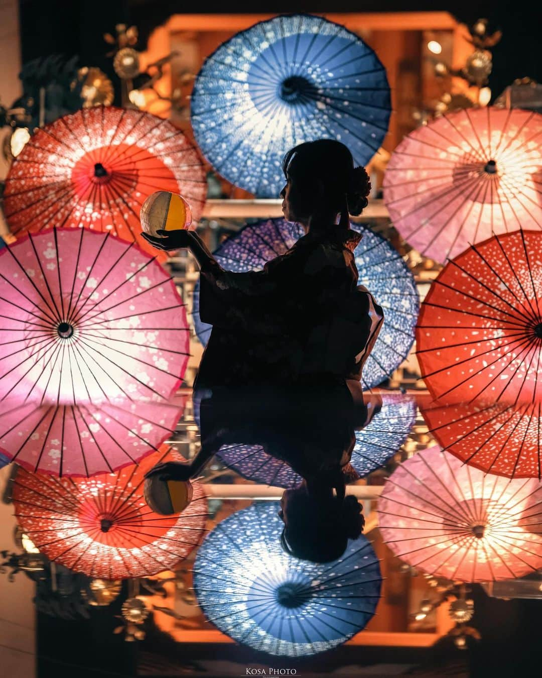 コサさんのインスタグラム写真 - (コサInstagram)「壷阪寺 紅葉ライトアップ🍁  今年の壷阪寺の紅葉ライトアップは和傘で出迎えてくれました✨ 和傘の灯りって不思議と癒やされるんですよね～ . Location:奈良 Nara /Japan🇯🇵 Date:2023年11月 Camera:Z9 in frame: @chami_2nd Official:@tsubosakadera . #壷阪寺 #紅葉 #みんすと紅葉祭 #nikoncreators #nikoncreators_2023morningandnight #japancityblues #jp_portrait_collection #ポトレファン倶楽部 #ポトレ撮影隊 #jp_mood #jp_portrait部 #clv_galerie #mf_landscape #invisible_cool_part #Rox_Captures #m_v_shotz #japan_best_pic #deaf_b_j_ #japan_waphoto #nipponpic_member #tokyocameraclub #art_of_japan_ #jgrv_member #team_jp_ #photo_jpn #sorakataphoto #LBJ_KING #じゃびふる #広がり同盟メンバー #special_spot_legend」11月29日 20時09分 - kosa_photo