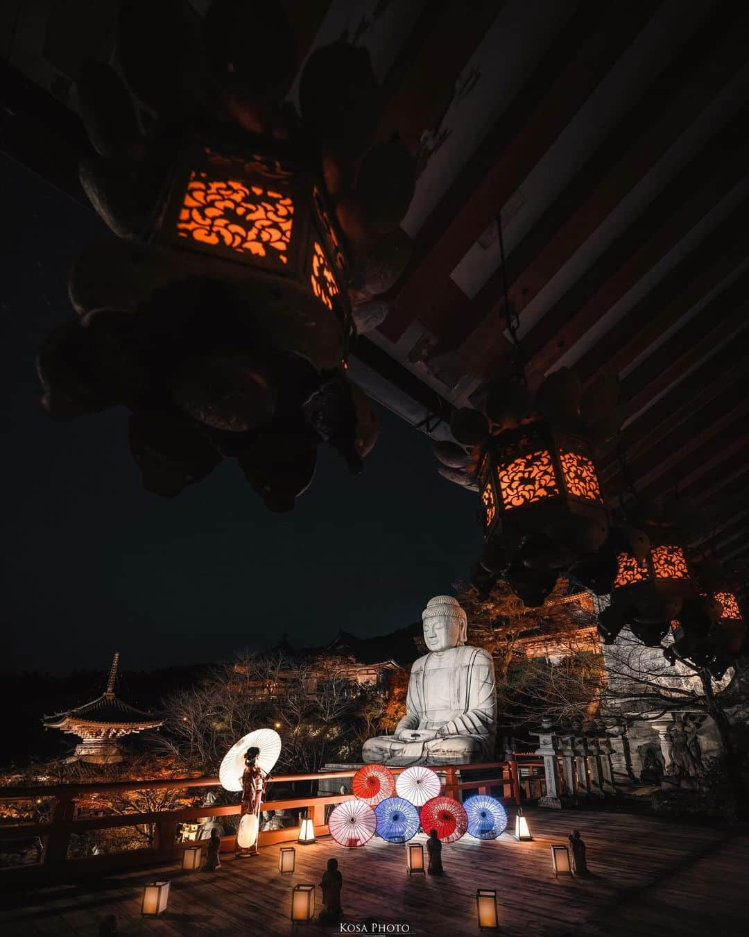 コサさんのインスタグラム写真 - (コサInstagram)「壷阪寺 紅葉ライトアップ🍁  今年の壷阪寺の紅葉ライトアップは和傘で出迎えてくれました✨ 和傘の灯りって不思議と癒やされるんですよね～ . Location:奈良 Nara /Japan🇯🇵 Date:2023年11月 Camera:Z9 in frame: @chami_2nd Official:@tsubosakadera . #壷阪寺 #紅葉 #みんすと紅葉祭 #nikoncreators #nikoncreators_2023morningandnight #japancityblues #jp_portrait_collection #ポトレファン倶楽部 #ポトレ撮影隊 #jp_mood #jp_portrait部 #clv_galerie #mf_landscape #invisible_cool_part #Rox_Captures #m_v_shotz #japan_best_pic #deaf_b_j_ #japan_waphoto #nipponpic_member #tokyocameraclub #art_of_japan_ #jgrv_member #team_jp_ #photo_jpn #sorakataphoto #LBJ_KING #じゃびふる #広がり同盟メンバー #special_spot_legend」11月29日 20時09分 - kosa_photo