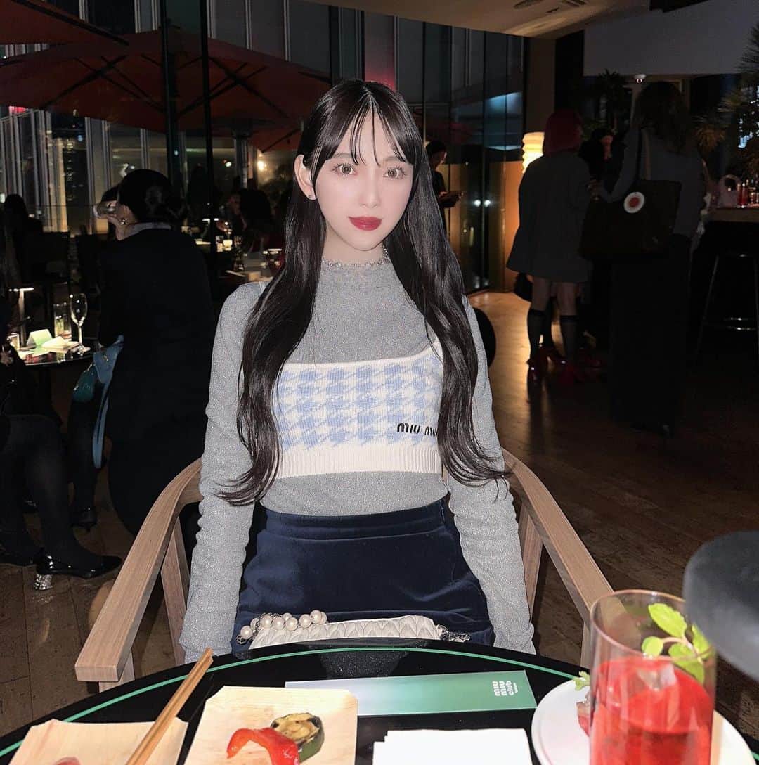 堀未央奈のインスタグラム：「🖤  堀未央奈の公式ファンアプリ ☁️anoim fan app☁️の 12月のイベントは  "毎週1回、LIVE生配信"です！  今年最後の月、 毎週私と一緒に過ごしましょう🎄 皆さまのご参加お待ちしております！  日程や詳細は決まり次第アプリ内でお知らせします  アプリ会員の方のみご参加いただけますので ご覧いただきたい方は是非、アプリ会員登録をお願いいたします♡  🔍anoim fan app」