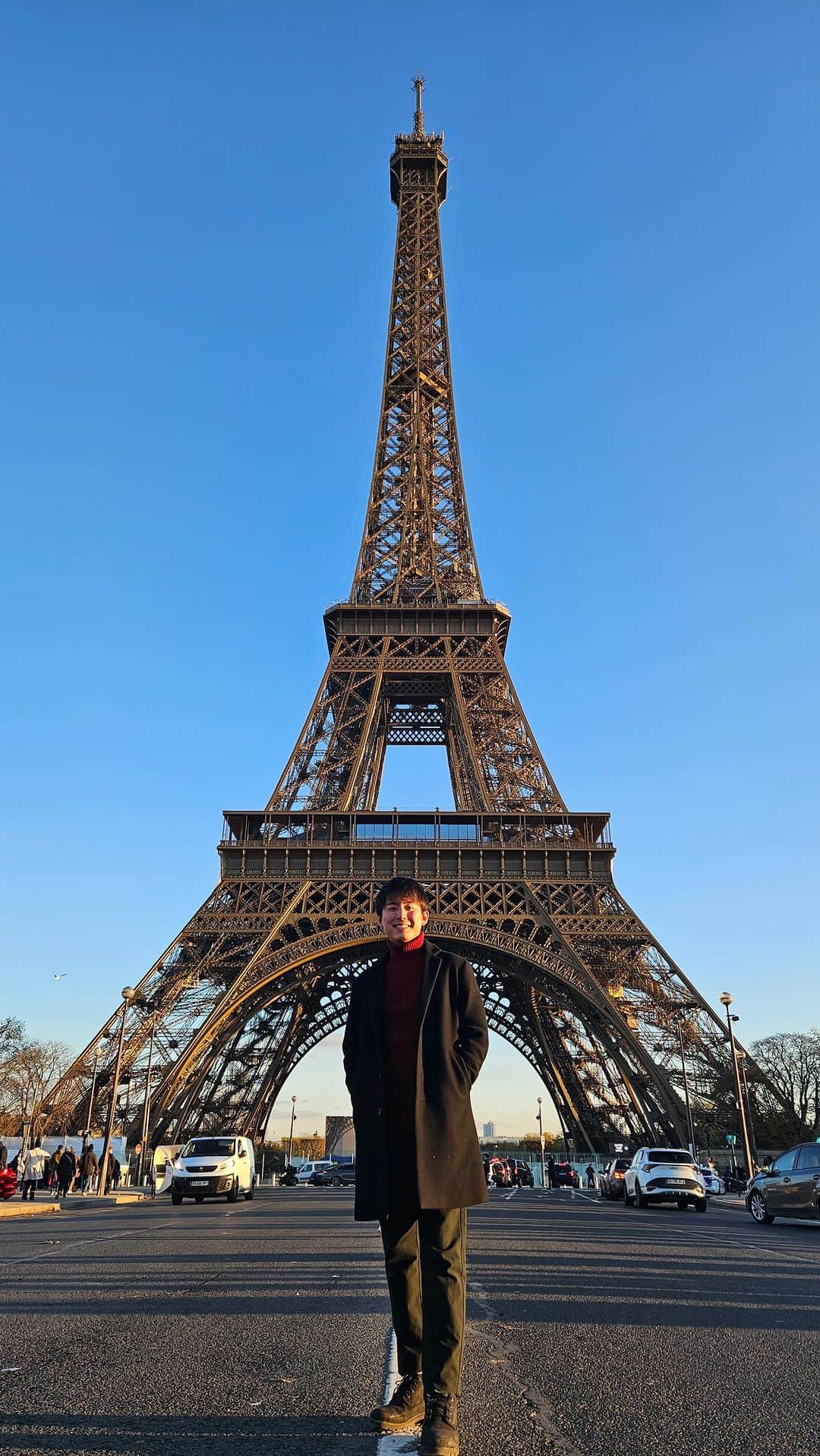 山下智央のインスタグラム：「Eiffel Tower 🇫🇷  The transition that I’ve always wanted to try!   Ini transition Aku pengen coba dari dulu dan akhirnya bisaaa!! Gimana ya hasilnya??   #paris #eiffeltower」