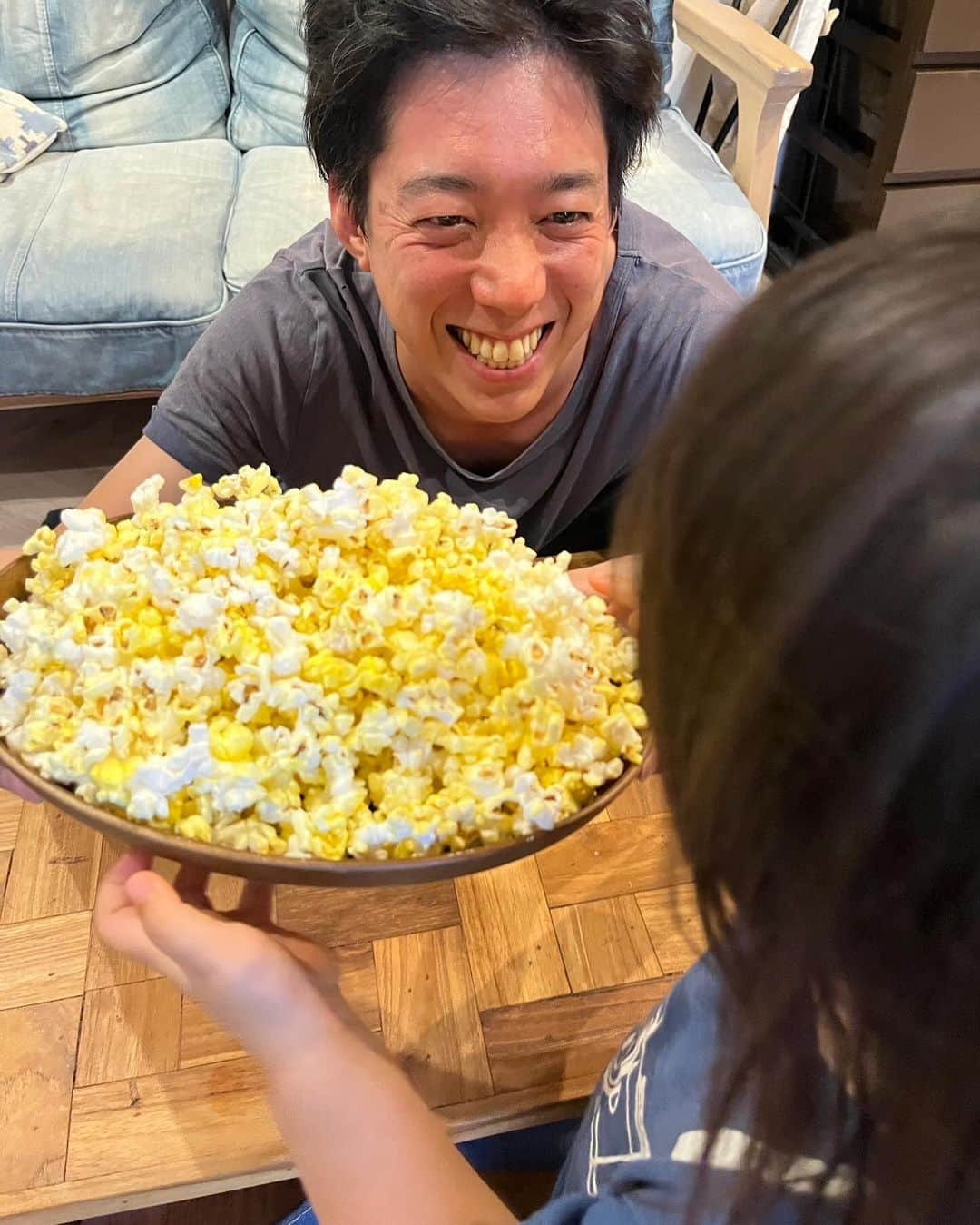 フジテレビアナウンサーさんのインスタグラム写真 - (フジテレビアナウンサーInstagram)「.  立本です。  新美アナウンサーから頂いたアメリカ土産、ポップコーン  娘がものすごい勢いで食べました。  #きょうのフジアナ #フジテレビアナウンサー #立本信吾」11月29日 20時04分 - fujitv_announcer