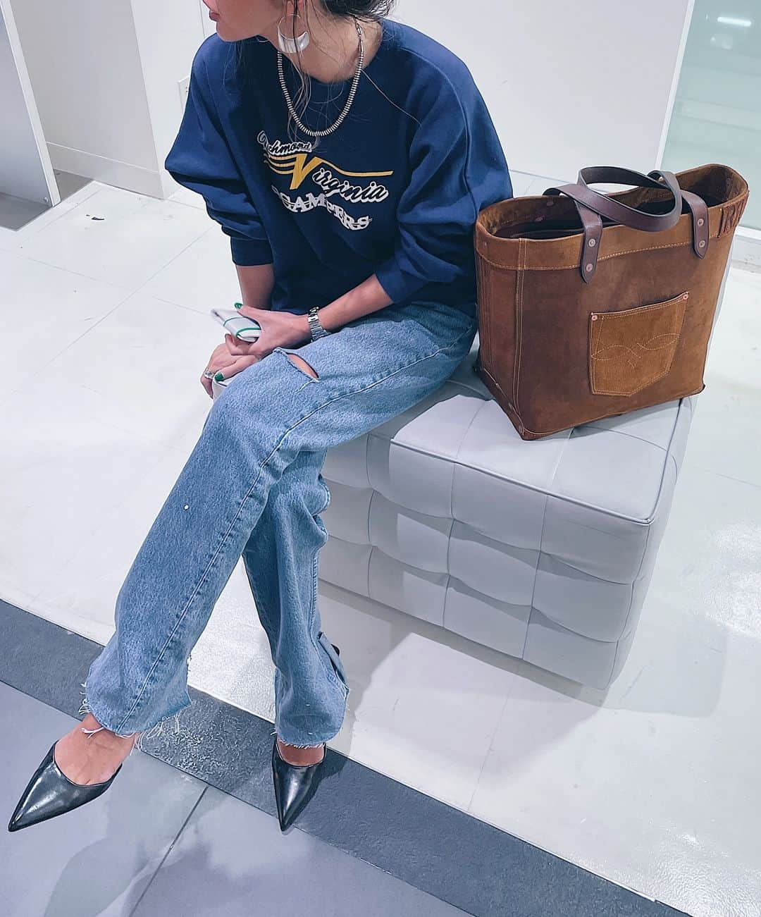 marikoさんのインスタグラム写真 - (marikoInstagram)「▶︎ sweat × denim  ヴィンテージテイストなスウェットに ヴィンテージリーバイス501👖 膝辺りと裾のクラッシュは  @the_bigapple_westside の 店長にお願いしてCUTしてもらって育て中✂️  ・ ・ ・ #スウェットコーデ#デニムコーデ#ヴィンテージファッション#リーバイス501#シルバーアクセサリー#ヴィンテージデニム」11月29日 20時05分 - mariiko_re