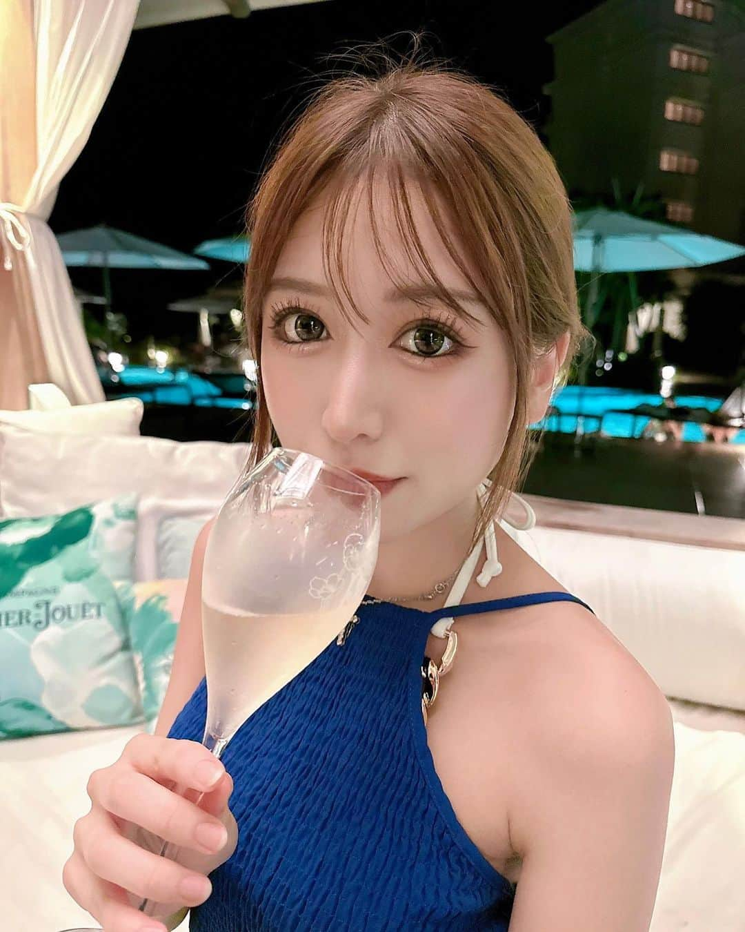 𝐀𝐦𝐢さんのインスタグラム写真 - (𝐀𝐦𝐢Instagram)「🍾💙  #キャバ嬢#キャバクラ#キャバ#キャバクラ嬢#夜職#ラウンジ#美人茶屋#美人茶屋上野#上野#新宿#歌舞伎町#六本木#銀座#御徒町#上野広小路#湯島#浅草#東京#tokyo#東京観光#トレーニング女子#筋トレ#飲み好きな人と繋がりたい #ナイトプール#シャンパン#水着#水着コーデ#ドレス」11月29日 20時06分 - amiringram_