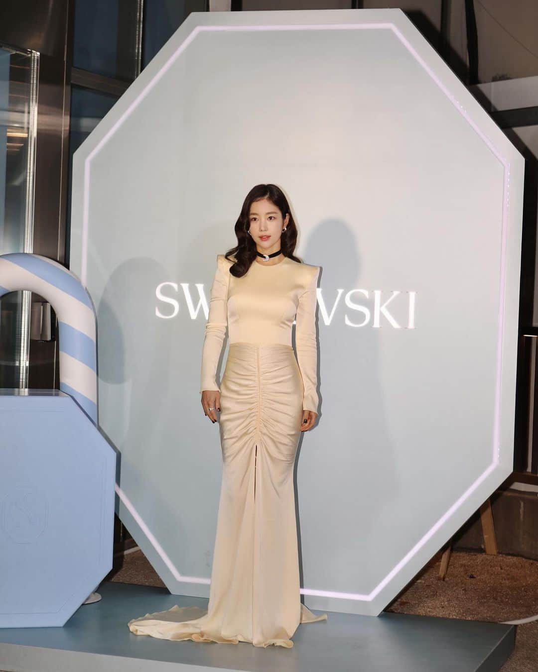 キ・ウンセのインスタグラム：「도산 공원에 오픈한 @swarovski  팝업스토어 오픈을 축하 드려요💙 평소에 보지 못한 아름다운 것들이 잔뜩 있어요 ✨  . . #kiootd🌿 #ootd」