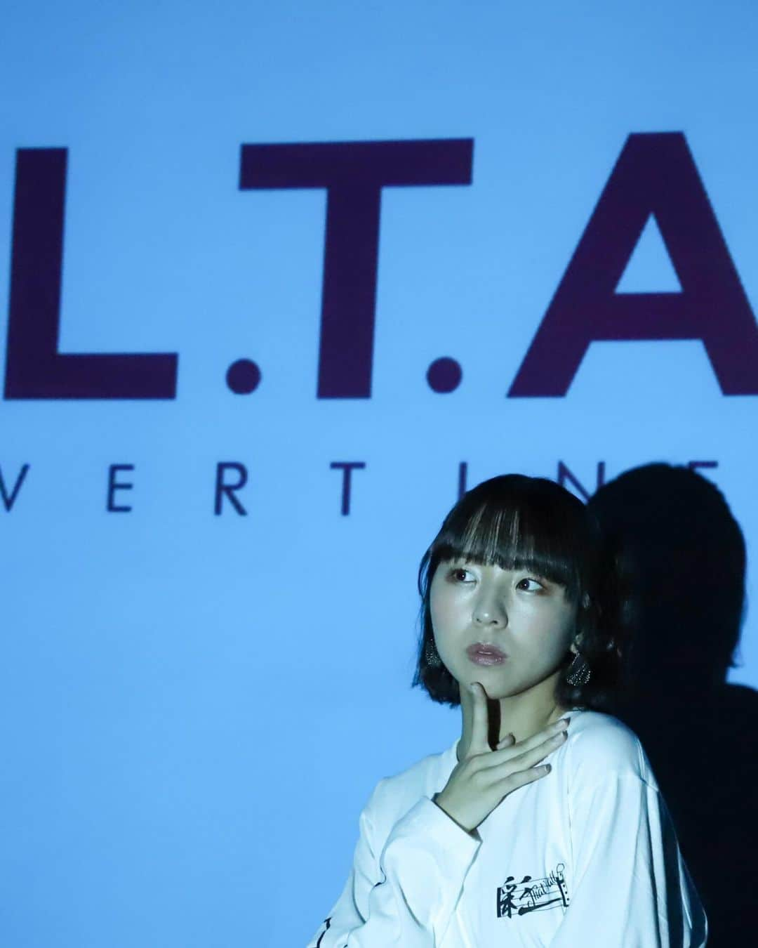 鍛治島彩のインスタグラム：「LIVERTINEAGEとのコラボグッズが  ⭐️発売決定⭐️  鍛治島のコラボグッズなんて.... 本当に嬉しすぎます...  いいんですかー😭 なんて思いながら 自分の象徴であるリコーダーと音楽に 乗せて、 ロンT、ハット、バッグを販売させていただきます！  ⭐️期間限定の完全受注です⭐️ 2024年1月15日(月)23:59までとなります  たくさんの方に届くように これからもバンバン投稿していきます！！  一つ一つ徐々に更新していくよ！！！  #LIVERTINEAGE さん 素敵な機会を本当にありがとうございます😭  感謝の気持ちを込めて 君に届きますように！！！  #にきちゃん　#グッズ」