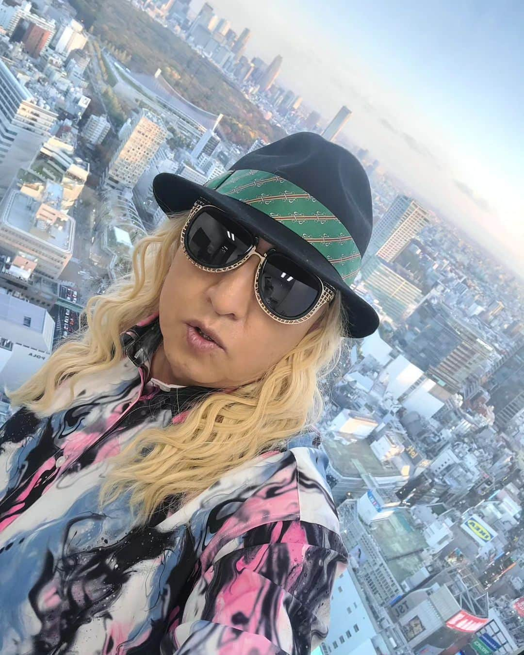 DJ KOOのインスタグラム：「お仕事でお邪魔させて頂いたヒカリエの上層階！！景色めっちゃキレイ！！  全て電気電子機器廃棄物で作られたアート作品『Bye Bye WARUIKO chan』  本日も #コーディネートはKOOディネート ！！   #ヒカリエ  #DJKOO」