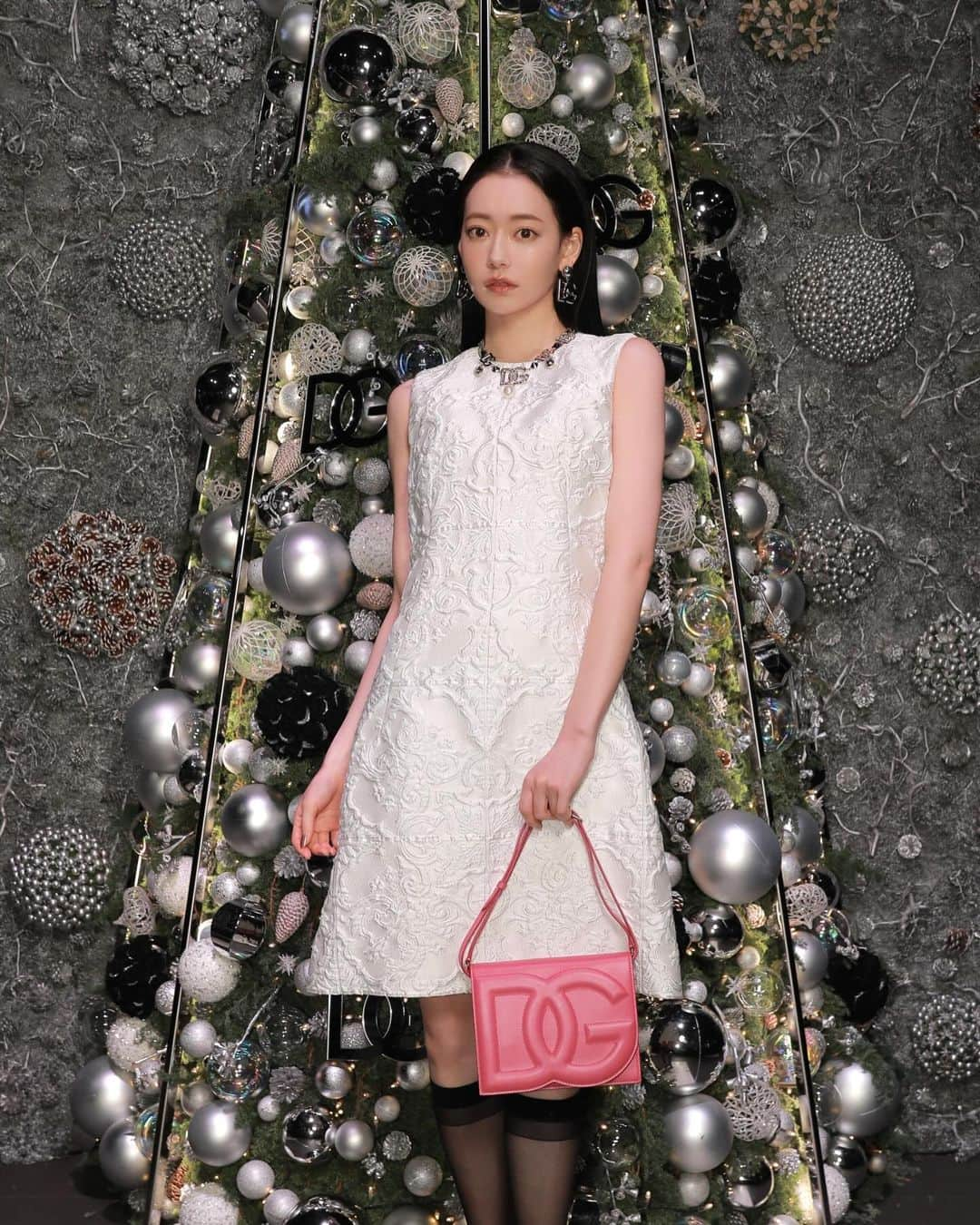 Nagomi（なごみ）のインスタグラム：「DOLCE&GABBANA HOLIDAY 2023 Private Party🎄⭐️  ホリデーシーズンを感じるキラキラな空間✨ 約4メートルのオリジナルクリスマスツリーも素敵でした.  @dolcegabbana #DolceGabbana #DGHolidays #ドルチェガッバーナ #DGホリデー #PR」