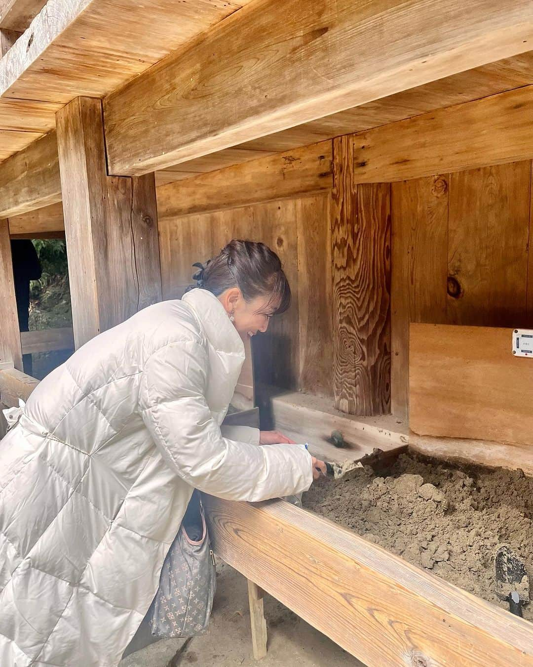 永倉由季さんのインスタグラム写真 - (永倉由季Instagram)「. . ⁡ 【出雲大社 神在祭⛩️ 最終日】 　　 朝4時過ぎに起きて 往復 12時間以上🚌 　　 　　　　　　　　　　　　　　　　　 今年も弾丸の日帰りで 出雲大社の『神在祭』に参拝です。 　　 　　　　　　 神在祭では 　　　　　　　　 全国の神々が出雲大社へ集われ 諸々の事柄やご縁を結ぶ会議… 神議り（かみはかり）をされています。 　　　　 　　　　　　　 出雲は ご先祖様のルーツの地なので 　　　　　 周りたい場所を 全てお参りすることができて ありがたや👏 　 　　　　　　　　　　　　　　　　　 雨予報を覆してもらえたお陰で かなちゃんと かけ足(半ダッシュ)で参拝完了🏃‍♀️笑 　　　　　　　　　　　 　　　 まだまだ長〜い帰路中である。 ⁡ #神在祭 #出雲大社 #島根県 #ご先祖様に感謝  #神社好きな人と繋がりたい  #大しめ縄  #古事記  #島根観光  #藤井加奈子 ⁡ . ⁡ ▶︎アメブロ更新　↓プロフリンクから　　　　　　　　　　　　　　　@yuki_nagakura67 ⁡ ✼••┈┈┈┈┈┈┈┈┈┈┈┈┈┈┈┈••✼  　　　　　 ▶︎アナウンサー・プライベート用Instagram @yuki_nagakura67 ⁡ ▶︎ブランディング用/魅せ方・伝え方・オススメ @yuki_nagakura_brushup_salon ⁡ ✼••┈┈┈┈┈┈┈┈┈┈┈┈┈┈┈┈••✼ ⁡ ⁡ #永倉由季 #フリーアナウンサー #司会者 #顔タイプ診断 #顔タイプアドバイザー #アナウンサー #女子アナコーデ  ___________________________」11月29日 20時18分 - yuki_nagakura67