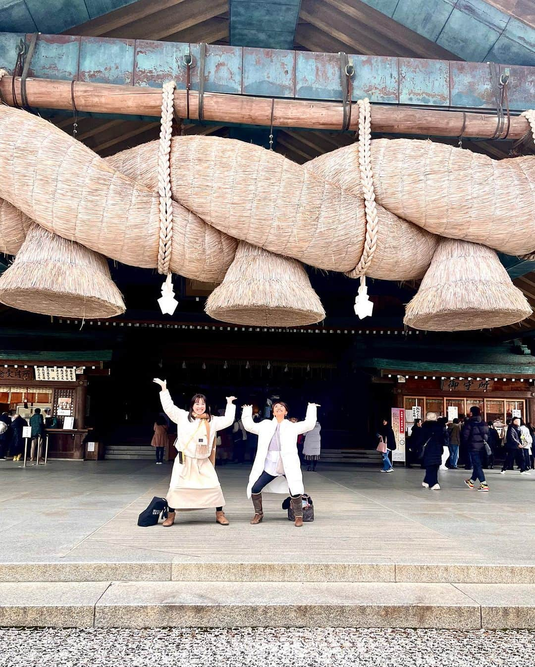 永倉由季さんのインスタグラム写真 - (永倉由季Instagram)「. . ⁡ 【出雲大社 神在祭⛩️ 最終日】 　　 朝4時過ぎに起きて 往復 12時間以上🚌 　　 　　　　　　　　　　　　　　　　　 今年も弾丸の日帰りで 出雲大社の『神在祭』に参拝です。 　　 　　　　　　 神在祭では 　　　　　　　　 全国の神々が出雲大社へ集われ 諸々の事柄やご縁を結ぶ会議… 神議り（かみはかり）をされています。 　　　　 　　　　　　　 出雲は ご先祖様のルーツの地なので 　　　　　 周りたい場所を 全てお参りすることができて ありがたや👏 　 　　　　　　　　　　　　　　　　　 雨予報を覆してもらえたお陰で かなちゃんと かけ足(半ダッシュ)で参拝完了🏃‍♀️笑 　　　　　　　　　　　 　　　 まだまだ長〜い帰路中である。 ⁡ #神在祭 #出雲大社 #島根県 #ご先祖様に感謝  #神社好きな人と繋がりたい  #大しめ縄  #古事記  #島根観光  #藤井加奈子 ⁡ . ⁡ ▶︎アメブロ更新　↓プロフリンクから　　　　　　　　　　　　　　　@yuki_nagakura67 ⁡ ✼••┈┈┈┈┈┈┈┈┈┈┈┈┈┈┈┈••✼  　　　　　 ▶︎アナウンサー・プライベート用Instagram @yuki_nagakura67 ⁡ ▶︎ブランディング用/魅せ方・伝え方・オススメ @yuki_nagakura_brushup_salon ⁡ ✼••┈┈┈┈┈┈┈┈┈┈┈┈┈┈┈┈••✼ ⁡ ⁡ #永倉由季 #フリーアナウンサー #司会者 #顔タイプ診断 #顔タイプアドバイザー #アナウンサー #女子アナコーデ  ___________________________」11月29日 20時18分 - yuki_nagakura67