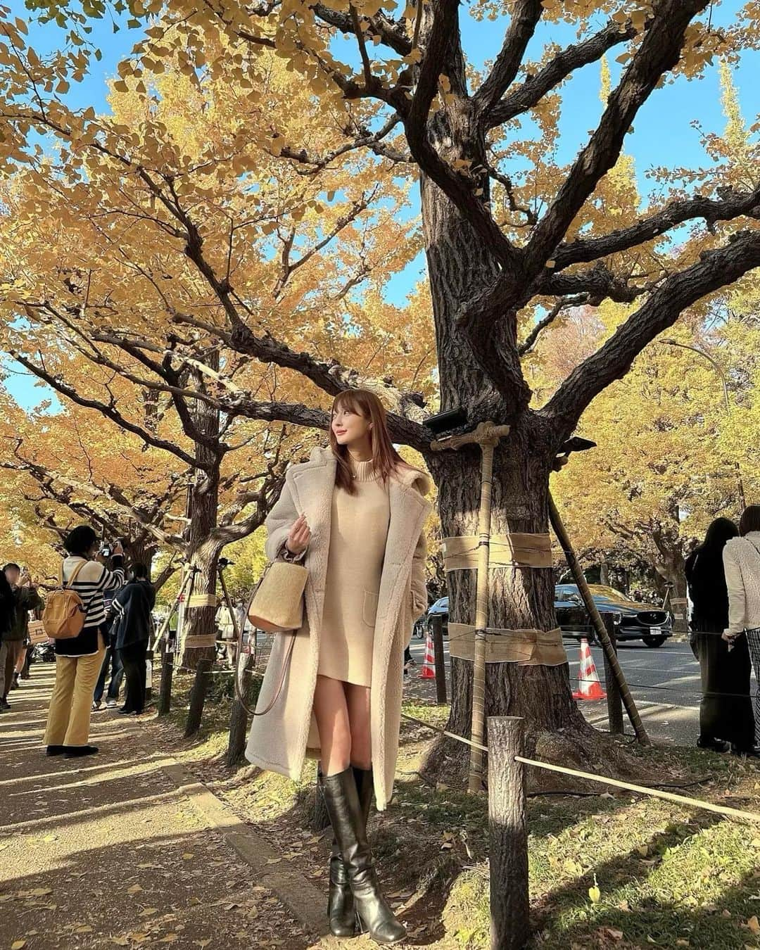 森田由乃さんのインスタグラム写真 - (森田由乃Instagram)「- 紅葉さんぽ🚶🍠🍁 . . 混んでるだろうから朝からいこうと思ったけど 気付いたら夕暮れ時だったよん🧸👟 . . 大阪の時のストーリーと同じ her lip toのもこもこコートのコーデでしたん🧸🧸🤎 . . . . . #神宮外苑いちょう並木#外苑前いちょう並木 #銀杏並木#いちょう#いちょう並木#外苑前 #紅葉狩り#紅葉コーデ#紅葉スポット#紅葉 #ファーコート#ニットワンピース#ニットワンピ #ロングブーツ#ベージュコーデ#冬コーデ #herlipto#andmary#pradaboots#koyo#gaienmae」11月29日 20時18分 - yunono22