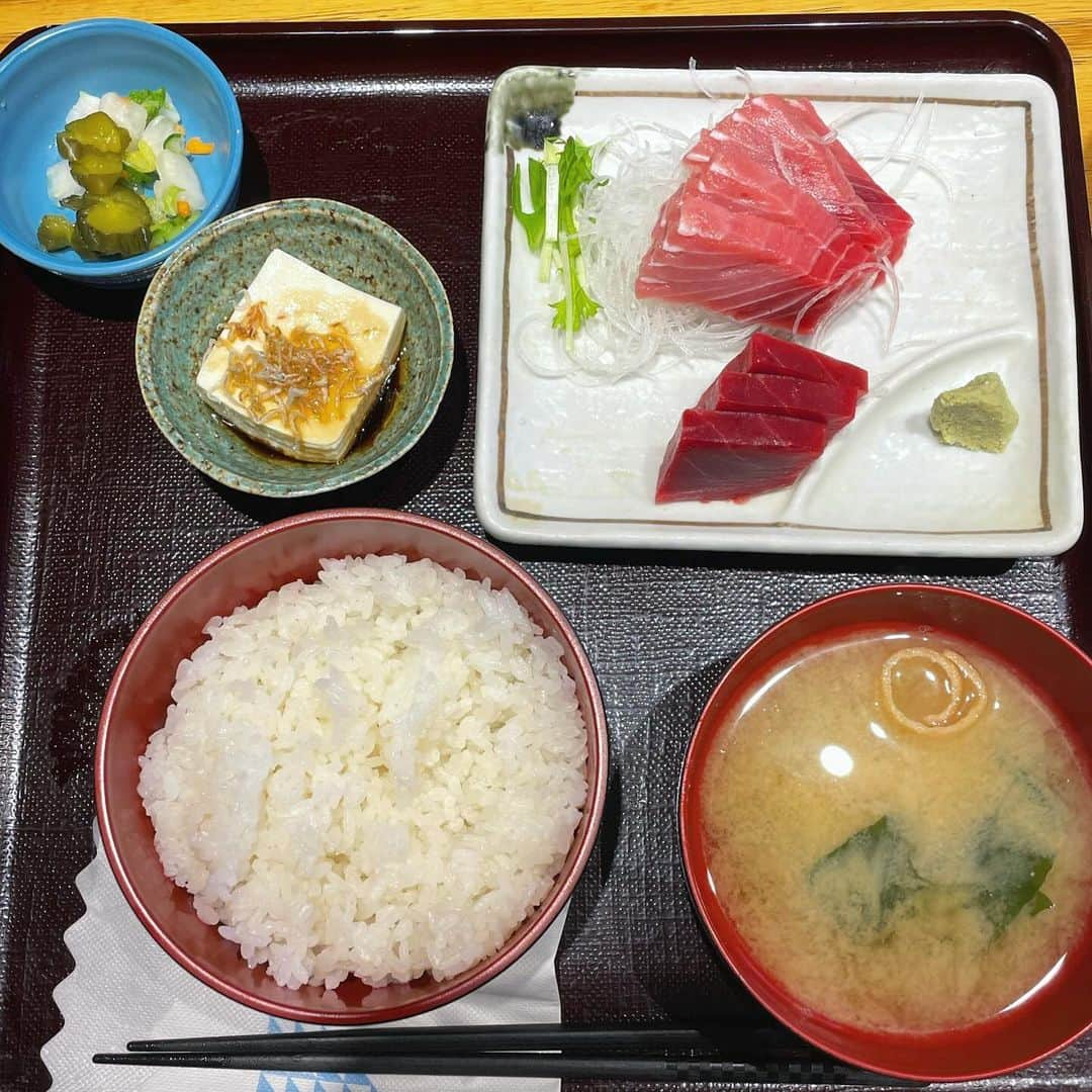 結城さなえさんのインスタグラム写真 - (結城さなえInstagram)「「上マグロ定食」 東都グリル築地魚河岸店さんにて。 #築地場外市場　の魚河岸の3階は魚河岸食堂というフードコートで、築地の皆さんに愛されているお店ばかり。 テラス席やゆったり座れる屋内席もあり、 おひとり様から家族連れまで過ごしやすそう。 好きなものをそれぞれのお店からチョイスして、好きな席で食べられるという素敵な場所。  東都グリルさんはフライやオムライスなどの洋食のお店なので、ちゃっかりミックスフライも単品で頼み、お腹パンパンまで食べたことはここだけの話😆 中トロ、美味しかった〜。 アジフライもうんまかった〜💕  ごちそうさまでした！  #築地　#築地グルメ #ランチ　#築地ランチ #刺身 #マグロ　#エビフライ #ミックスフライ #東都グリル #フードコート #maguro #tuna #sashimi #japanesefood  #tsukiji #tsukijifishmarket  #tokyo」11月29日 20時11分 - yuukisanae