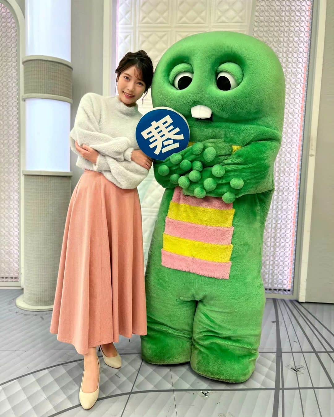 フジテレビ「プライムニュース イブニング」のインスタグラム：「関東あす「冷えこみ注意」 夜は北風で真冬のような寒さです⛄ マフラーなどで、体を冷やさないように してください🧣  #イット #ソラよみ #竹俣紅　@benitakemata_official #ガチャピン　@gachapin_official #天気 #お天気」