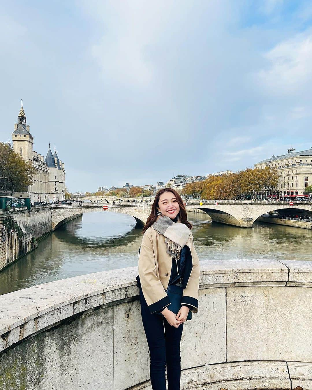 柳田菜月さんのインスタグラム写真 - (柳田菜月Instagram)「初めてのヨーロッパはフランスのParis🇫🇷 . インドのお正月期間であるディワリに、 念願のフランスへ🛩 この時期だからか、雨が降ったり止んだりと 天候に左右されつつも、良きタイミングで晴れ間が見えて いい写真が撮れた☀️ . Parisの1post目はそんな晴れ間で撮れた 綺麗な街並みを！ 空気も澄んで綺麗で、美しい街並みに癒されました♪ . #フランス旅行 #パリ #街並み写真  #旅行の思い出  #paris #trip #photo」11月30日 19時00分 - natsuki.3190