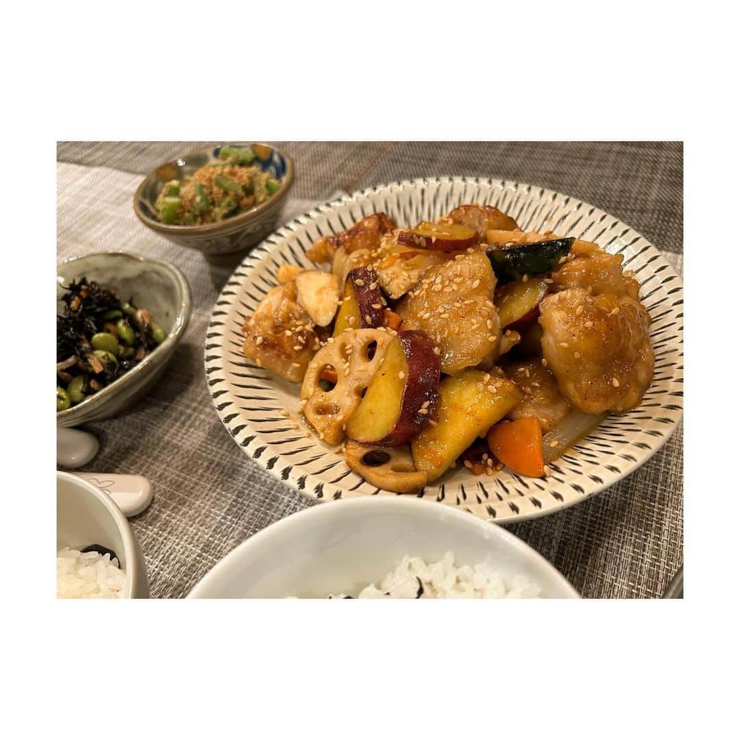 三倉茉奈のインスタグラム：「鶏と野菜の甘辛炒め。 大戸屋の黒酢あんぽい感じ。鶏もも、蓮根、人参、玉ねぎ、きのこ、そしてさつまいもやかぼちゃも。軽く揚げ焼きしてから甘酢あんに絡めます。 割といい感じにできた☺︎  #おうちごはん #鶏と野菜の黒酢あん  #いんげんの胡麻和え #ひじきの煮物」