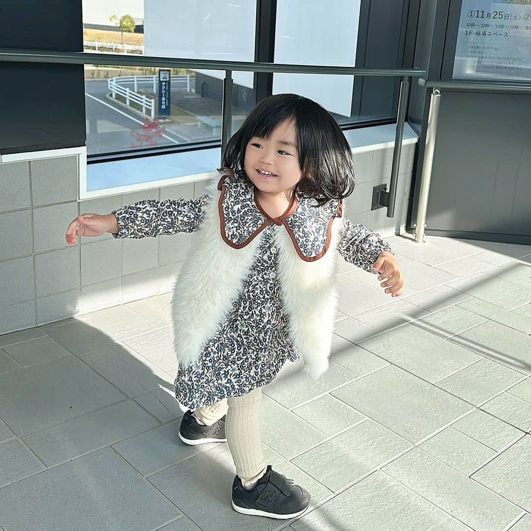 都築青空のインスタグラム：「むすめ服👧🏼 all @shein_japan @sheinofficial   今日も躍動感いっぱい📸 上手に子供の写真撮ってるママすごい😹 蝶々みたいなワンピースかわいくて ファーベストと合わせたら もうお姉さんみたいで似合ってた🦋  dress 【12758246】 fur vest 【19887134】 pants 【22810892】  ⛄️SHEIN 冬日感謝祭⛄️ 試すたび、好きが見つかる。届くたび、好きが増えてく。  割引クーポン番号：EBSJP026 割引率：15%OFF、6,000円以上は20%OFF 利用期限：〜12月末日  #SHEINGoodFinds#SHEIN冬の感謝祭#SHEINforAll #loveshein #ad #saveinstyle #2歳女の子 #キッズ服 #キッズコーデ #sheinkids」