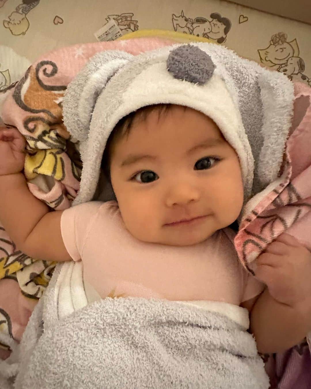 吉井絵梨子さんのインスタグラム写真 - (吉井絵梨子Instagram)「Baby koala looks happy 💓  うちのコアラちゃん🐨 ピンク色着てたけど、今日も「りおんくん」て呼ばれたよ😂  #mamalife #babygirl #3monthsold  #第三子 #3ヶ月ベビー #癒し」11月29日 20時16分 - supermamaeriko