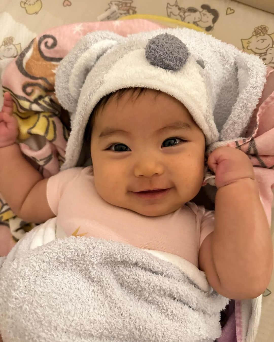 吉井絵梨子のインスタグラム：「Baby koala looks happy 💓  うちのコアラちゃん🐨 ピンク色着てたけど、今日も「りおんくん」て呼ばれたよ😂  #mamalife #babygirl #3monthsold  #第三子 #3ヶ月ベビー #癒し」