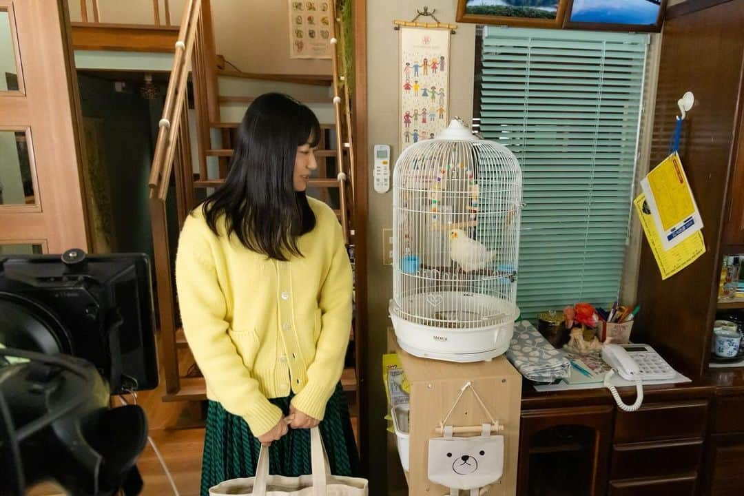 ゆりあ先生の赤い糸さんのインスタグラム写真 - (ゆりあ先生の赤い糸Instagram)「⁡ ／ #ゆりあ先生の赤い糸  🧵第７話 明日よる9時🧵 ＼ ⁡ 見つめ合う、 ゆりあ先生とセバ様🦜❤️ ⁡ 可愛い２ショット📸 ⁡ 明日は怒涛の展開が止まらない❗️ 第7話！お見逃しなく🫡 ⁡ ⁡ 【6話 配信中👇】 https://tver.jp/episodes/ep19qn4hyn ⁡ #菅野美穂 #セバスチャン」11月29日 20時16分 - yuriasensei_tvasahi