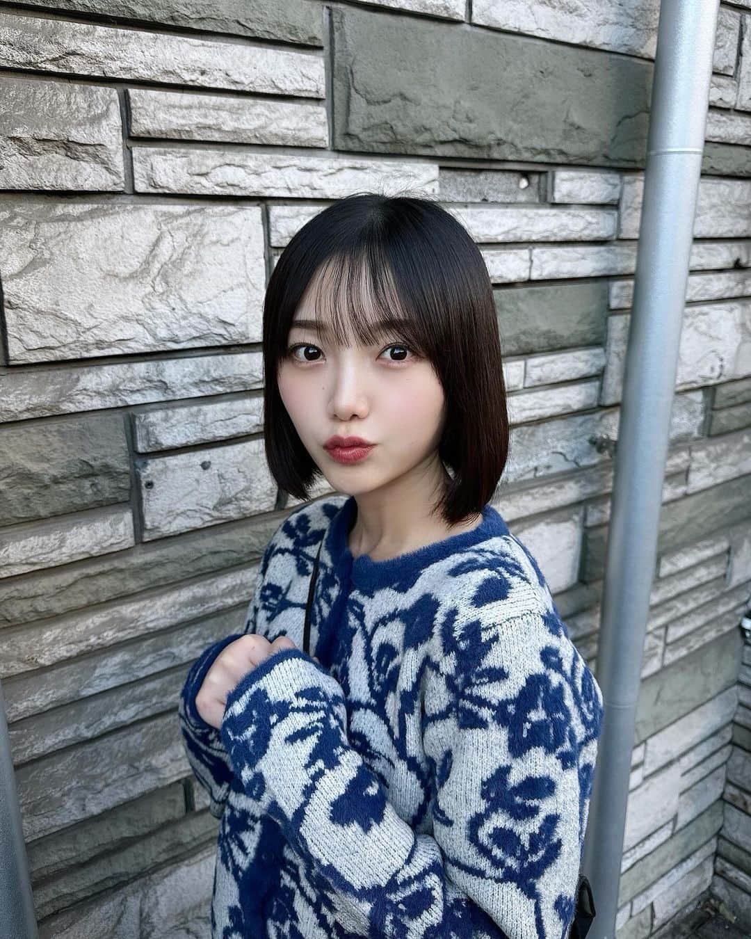 松岡里英のインスタグラム：「・ 🦋💙🦕  #ショートボブ #ボブ #ニット」