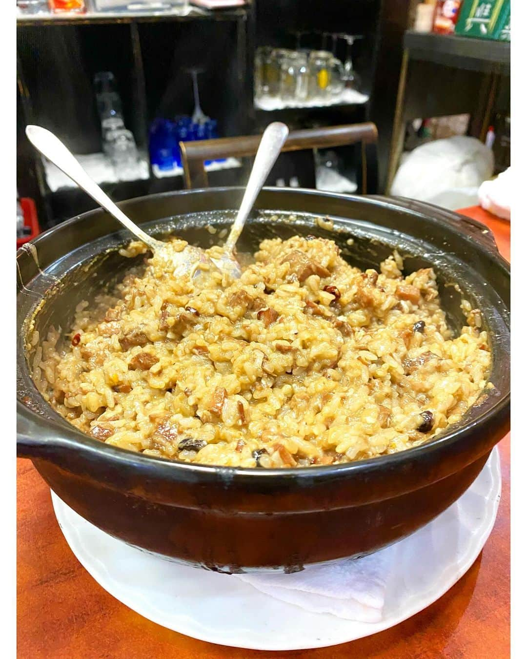 デコウトミリさんのインスタグラム写真 - (デコウトミリInstagram)「🍜中華好好 　  ちょっと前のことですが。。。 事あるごとに中華料理が一番好きと言いまくっていたら笑 お友達から素敵なお席にお誘い頂けました🥹🙏✨ 　 　  事前にクセ強な噂を聞きすぎてめちゃくちゃ緊張していたのですが…🥹🤣 愛のある接客と、おいしいという言葉では足りない最高のお料理に、そんな不安は杞憂に終わりました🥰 　 　  まず、最初の調味料不使用のスープからうまみの渋滞に感動、、、！🫨  どれを食べても、衝撃的においしかったです。 特に私は辛いもの、スパイシーな味付けが大好きなのでとっても好みの味でした❤️ 　  何日経っても余韻が消えなくて、絶対にまた食べにいきたい…🤤 そしてこんなに美味しいのに、コスパも最高なんです💕 次もしまた伺うことができたら、フカヒレとか麻婆豆腐とかもっと色々たべてみたいなっ♪(友人の皆様お誘いお待ちしてます🥺)     本当に本当に、ほんとーーーっにおいしかった！！！♡ 今年食べた中でもトップレベルの衝撃を受けました🧠💜」11月29日 20時16分 - miridecouto