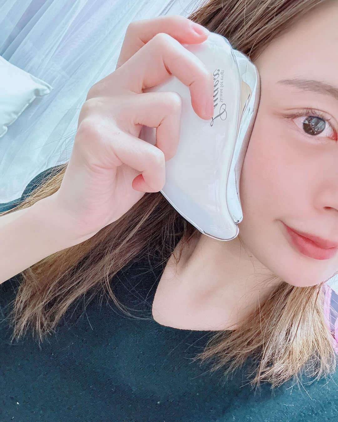 satomiさんのインスタグラム写真 - (satomiInstagram)「💆‍♀️💄 ・ 画期的！ （@luaex2023）のかっさ美顔器💓 ・ かっさの機能以外に振動機能、LED照明 (赤・青・紫) 温冷機能、EMSが備わってる高機能アイテム☺️ ・ 顔だけじゃなくて全身ケアできちゃうしこれ使った後にスキンケアすると浸透力もアップするから今毎日使ってるよ🎄 ・ 12月3日からCAMPFIREでの先行予約販売するみたい👏 ・ #PR #luaex #diacrysta  #女性は宝石 #かっさ  #美顔器マニア  #かっさ美顔器  #DIACRYSTA #美容女子 #スキンケア #おうちエステ」11月29日 20時17分 - saatoomii47