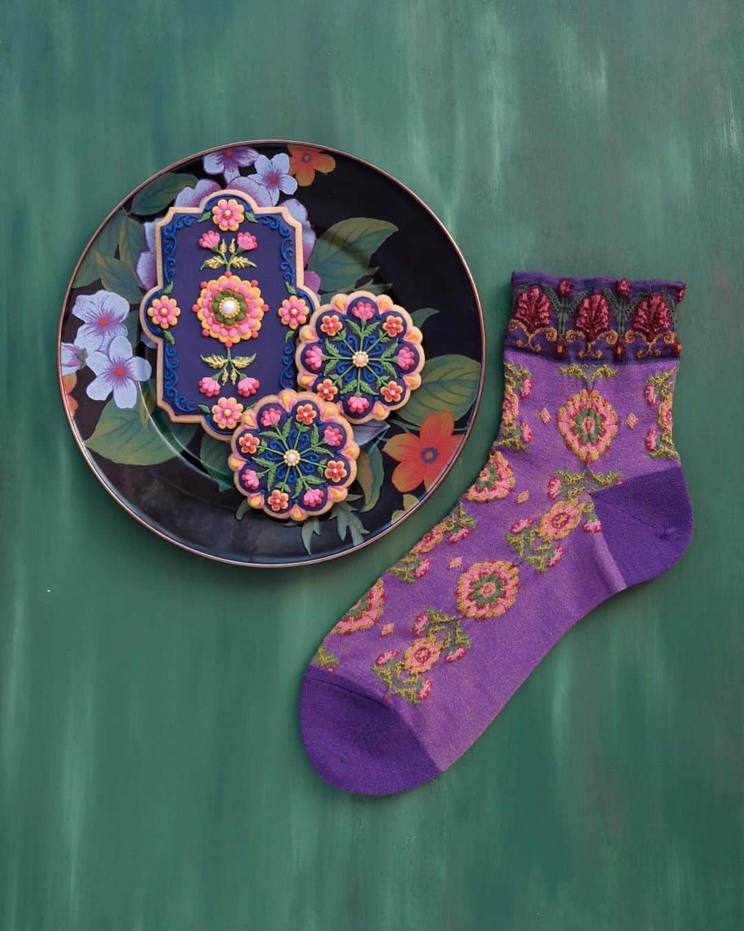 KUNIKAのインスタグラム：「🔮 Tabio × KUNIKA 🔮 Wool Antique LC Socks / Purple  The new collections are available in the Tabio UK shop and online shop!  The Vintage Elegance Socks represent a captivating blend of artistry and sophistication, adding a touch of glamour to your everyday attire.  This collaboration between KUNIKA and Tabio defines luxury, comfort, and style, making these socks a crucial accessory for those who appreciate refinement in every detail. Adorned with Art Deco embroidery in rich, deep tones, these socks are perfectly suited for the upcoming cooler season. ❤︎  #tabio #タビオ #KUNIKA #kunikawithtabio #socks」