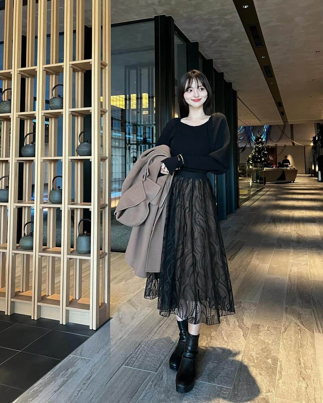 池田有里紗さんのインスタグラム写真 - (池田有里紗Instagram)「kyoto trip.  Dusit Thani Kyotoにて✨  ホテルランチするときは綺麗めなコーデを。  @anayi_official のラメチュールギャザー スカートは動くたびにキラッとみえるラメの刺繍が華やかに🥀  デイリーから特別なシーンでも着こなせるスカート！  #anayi #アナイ #エレガントコーデ #秋コーディネート #pr #kyoto #dusitthani」11月29日 20時20分 - arisa.ikd