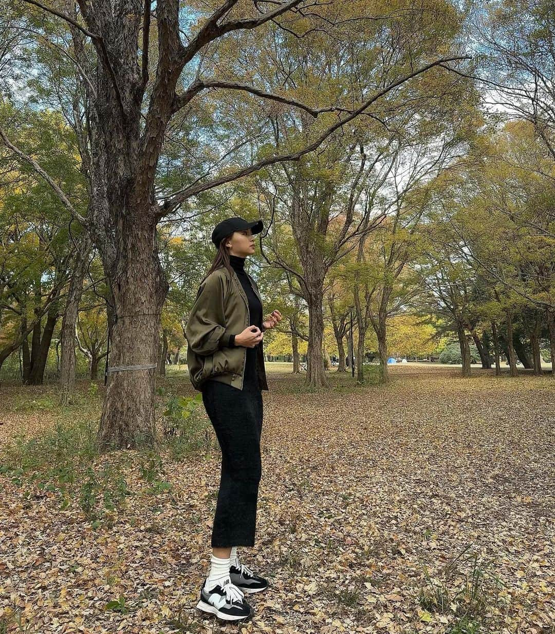 唯可（yuika）さんのインスタグラム写真 - (唯可（yuika）Instagram)「紅葉🍁の季節ですねぇ 去年はぷんにーでイチョウ並木見にいったなぁ🍁 あの頃お腹の中にいた社長はもう 全力でハイハイもしくはたっちしてる👶 本当にあっという間💭  寒かったり暑かったりの気温だから さらっと着られるMA1が大活躍してくれてる🙌 @titeinthestore_official   #ママコーデ#高身長コーデ#MA1#キャップコーデ#スニーカーコーデ#冬コーデ#長身コーデ#紅葉#イチョウ並木」11月29日 20時20分 - yu.i.k.a