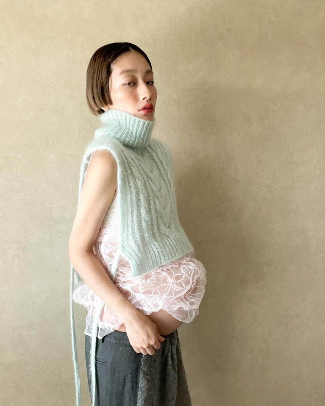 浦川望美のインスタグラム：「マタニティフォトに抵抗があったのだけど  着れるからじゃなく 今の身体に合うお洋服があって、 それらを選ぶことが楽しかったので記念に」