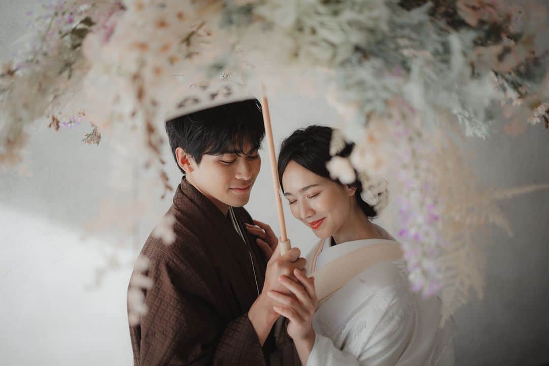 デコルテウエディングフォトグループさんのインスタグラム写真 - (デコルテウエディングフォトグループInstagram)「【花傘で彩るウェディングフォト🩵】  スタジオの撮影アイテムのひとつ、花傘！  着物でもドレスでも おふたりでのポーズも、ソロショットも 華やかに彩ってくれるアイテムです💐  かわいいからきれいめまで 衣装との組み合わせ次第で自由自在に✨  話題のアイテムを取り入れて撮影してみませんか？  ぜひ保存して、撮影の参考にしてくださいね🔖  1, 2枚目 スタジオ8栄店 @studio8_nagoya.sakae 📷下園 @keisuke_shimozono 💄西野 @yuuki.deco.hm 、三谷 @mitani.deco.hm  3, 4枚目 スタジオTVB神戸ハーバーランド店 @studiotvb_kobe  5, 6枚目 スタジオAQUA横浜駅前店 @studioaqua_yokohama.ekimae 📷石橋 @eisuke.deco.ph 💄御手洗 @mite.deco.hm  @decollte_wedding⁡ @decollte_weddingphoto @d_weddingphoto_jp  ーーーーーーーーーーーーーーーー  もっとたくさん写真を見たい方は ⇒#デコルテフォト で検索💡 Search for #デコルテフォト🔍 在 #デコルテフォト 搜索🔍  衣装をたくさん見たい方は ⇒ @decollte_wedding⁡ 👗  こども写真はHAPISTAで ⇒ @hapistaofficial 👦👧 ⁡ フォトグラファー・ヘアメイク・プランナー募集中！ ⇒ @decollte_recruit  #flowerumbrella #花傘 #撮る結婚式 #撮る結婚式という幸せを #スタジオアクア #スタジオTVB #スタジオエイト #スタジオAN #スタジオSUNS #スタジオSOLA #日本婚紗攝影 #海外婚紗攝影 #婚攝 #日本婚纱摄影 #overseaswedding #japanweddingphotography #japanweddingphoto #prewedding #和装フォト #写真で結婚式 #フォトウェディング #結婚写真 #スタジオ撮影 #和装前撮り #花嫁準備 #ウェディングフォト #お花の傘」11月29日 20時21分 - decollte_weddingphoto