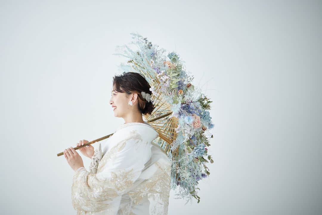 デコルテウエディングフォトグループさんのインスタグラム写真 - (デコルテウエディングフォトグループInstagram)「【花傘で彩るウェディングフォト🩵】  スタジオの撮影アイテムのひとつ、花傘！  着物でもドレスでも おふたりでのポーズも、ソロショットも 華やかに彩ってくれるアイテムです💐  かわいいからきれいめまで 衣装との組み合わせ次第で自由自在に✨  話題のアイテムを取り入れて撮影してみませんか？  ぜひ保存して、撮影の参考にしてくださいね🔖  1, 2枚目 スタジオ8栄店 @studio8_nagoya.sakae 📷下園 @keisuke_shimozono 💄西野 @yuuki.deco.hm 、三谷 @mitani.deco.hm  3, 4枚目 スタジオTVB神戸ハーバーランド店 @studiotvb_kobe  5, 6枚目 スタジオAQUA横浜駅前店 @studioaqua_yokohama.ekimae 📷石橋 @eisuke.deco.ph 💄御手洗 @mite.deco.hm  @decollte_wedding⁡ @decollte_weddingphoto @d_weddingphoto_jp  ーーーーーーーーーーーーーーーー  もっとたくさん写真を見たい方は ⇒#デコルテフォト で検索💡 Search for #デコルテフォト🔍 在 #デコルテフォト 搜索🔍  衣装をたくさん見たい方は ⇒ @decollte_wedding⁡ 👗  こども写真はHAPISTAで ⇒ @hapistaofficial 👦👧 ⁡ フォトグラファー・ヘアメイク・プランナー募集中！ ⇒ @decollte_recruit  #flowerumbrella #花傘 #撮る結婚式 #撮る結婚式という幸せを #スタジオアクア #スタジオTVB #スタジオエイト #スタジオAN #スタジオSUNS #スタジオSOLA #日本婚紗攝影 #海外婚紗攝影 #婚攝 #日本婚纱摄影 #overseaswedding #japanweddingphotography #japanweddingphoto #prewedding #和装フォト #写真で結婚式 #フォトウェディング #結婚写真 #スタジオ撮影 #和装前撮り #花嫁準備 #ウェディングフォト #お花の傘」11月29日 20時21分 - decollte_weddingphoto