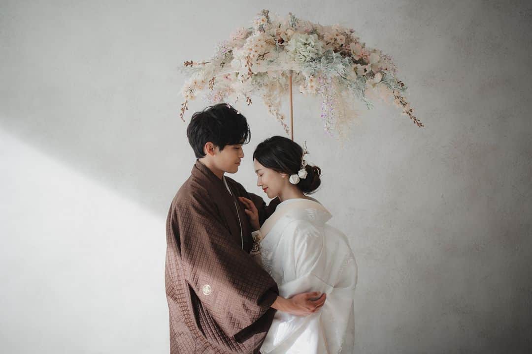 デコルテウエディングフォトグループさんのインスタグラム写真 - (デコルテウエディングフォトグループInstagram)「【花傘で彩るウェディングフォト🩵】  スタジオの撮影アイテムのひとつ、花傘！  着物でもドレスでも おふたりでのポーズも、ソロショットも 華やかに彩ってくれるアイテムです💐  かわいいからきれいめまで 衣装との組み合わせ次第で自由自在に✨  話題のアイテムを取り入れて撮影してみませんか？  ぜひ保存して、撮影の参考にしてくださいね🔖  1, 2枚目 スタジオ8栄店 @studio8_nagoya.sakae 📷下園 @keisuke_shimozono 💄西野 @yuuki.deco.hm 、三谷 @mitani.deco.hm  3, 4枚目 スタジオTVB神戸ハーバーランド店 @studiotvb_kobe  5, 6枚目 スタジオAQUA横浜駅前店 @studioaqua_yokohama.ekimae 📷石橋 @eisuke.deco.ph 💄御手洗 @mite.deco.hm  @decollte_wedding⁡ @decollte_weddingphoto @d_weddingphoto_jp  ーーーーーーーーーーーーーーーー  もっとたくさん写真を見たい方は ⇒#デコルテフォト で検索💡 Search for #デコルテフォト🔍 在 #デコルテフォト 搜索🔍  衣装をたくさん見たい方は ⇒ @decollte_wedding⁡ 👗  こども写真はHAPISTAで ⇒ @hapistaofficial 👦👧 ⁡ フォトグラファー・ヘアメイク・プランナー募集中！ ⇒ @decollte_recruit  #flowerumbrella #花傘 #撮る結婚式 #撮る結婚式という幸せを #スタジオアクア #スタジオTVB #スタジオエイト #スタジオAN #スタジオSUNS #スタジオSOLA #日本婚紗攝影 #海外婚紗攝影 #婚攝 #日本婚纱摄影 #overseaswedding #japanweddingphotography #japanweddingphoto #prewedding #和装フォト #写真で結婚式 #フォトウェディング #結婚写真 #スタジオ撮影 #和装前撮り #花嫁準備 #ウェディングフォト #お花の傘」11月29日 20時21分 - decollte_weddingphoto