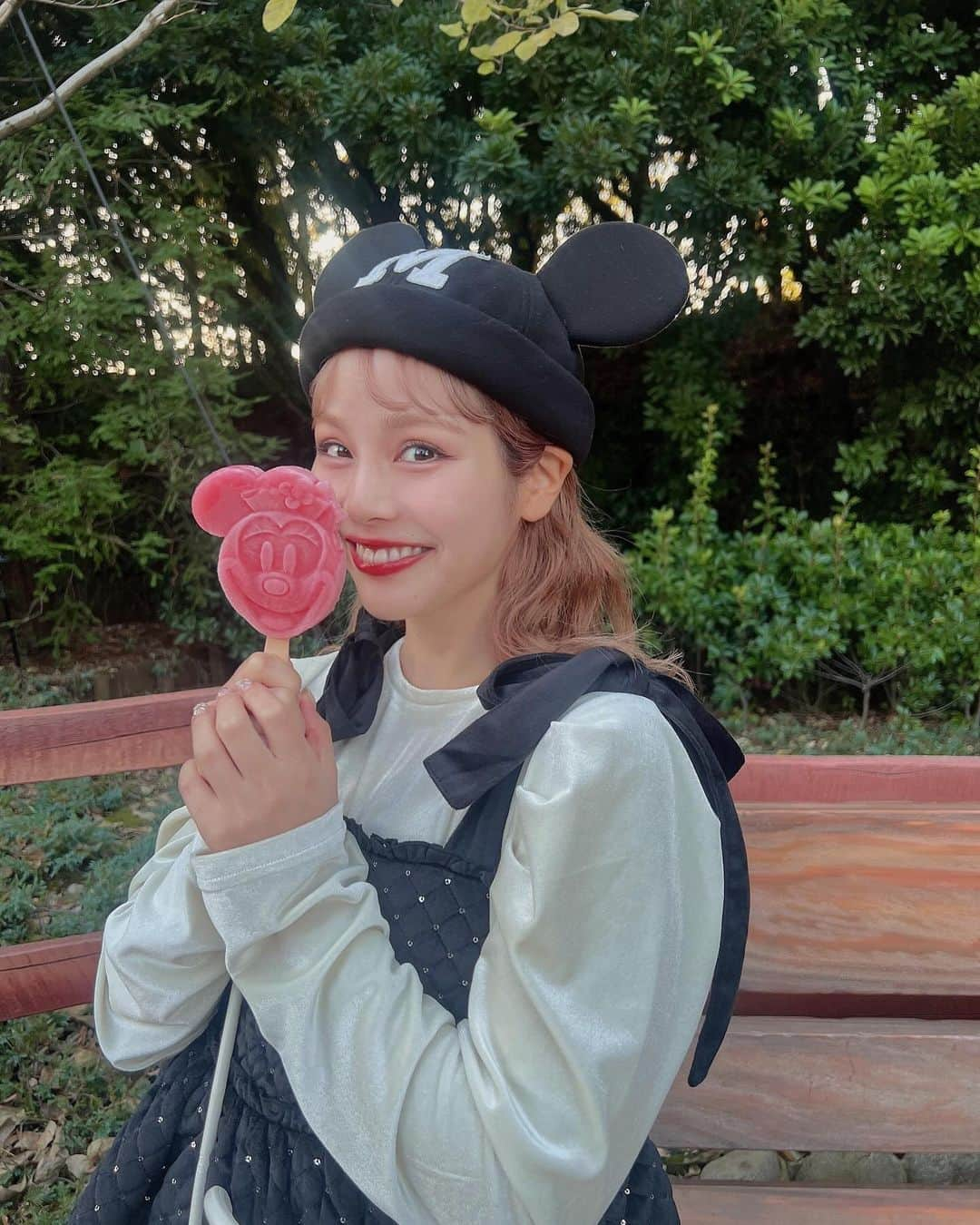 安中芙美さんのインスタグラム写真 - (安中芙美Instagram)「Disneyland🐭✨ 子どもの頃、両親に一年に一回いつも連れてきてもらってたなぁ☺️ 大阪から行くの大変なんだけど、 みんなで夜中に出発してお父さんの運転で車で行くのがすごく楽しかったなぁ♡♡  今回は両親と息子と、姉親子と来れて なんか感慨深いディズニーだった🥂 何回来てもやっぱり夢の国なんだぁ。  まだまだ写真あるからゆっくり載せます🏰  #ディズニー #ディズニーランド #disney #3歳児ママ #男の子ママ」11月29日 20時25分 - fumitwinsworld