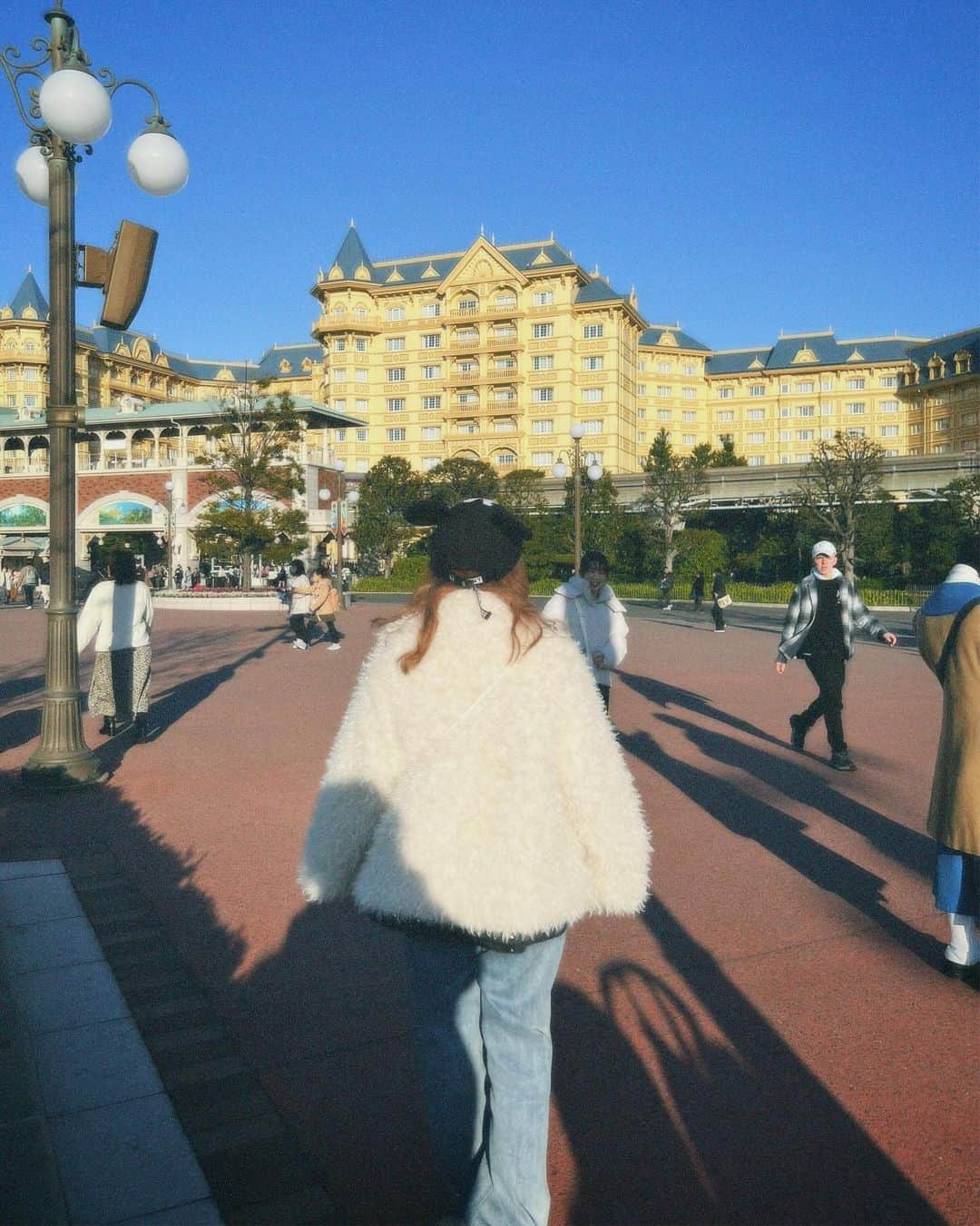 安中芙美さんのインスタグラム写真 - (安中芙美Instagram)「Disneyland🐭✨ 子どもの頃、両親に一年に一回いつも連れてきてもらってたなぁ☺️ 大阪から行くの大変なんだけど、 みんなで夜中に出発してお父さんの運転で車で行くのがすごく楽しかったなぁ♡♡  今回は両親と息子と、姉親子と来れて なんか感慨深いディズニーだった🥂 何回来てもやっぱり夢の国なんだぁ。  まだまだ写真あるからゆっくり載せます🏰  #ディズニー #ディズニーランド #disney #3歳児ママ #男の子ママ」11月29日 20時25分 - fumitwinsworld