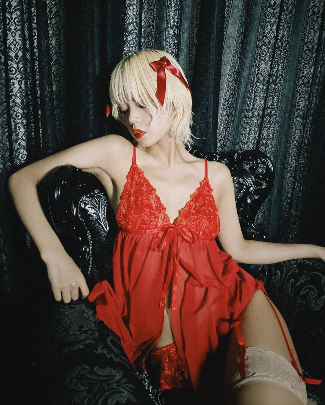 ハナエのインスタグラム：「@subrosalingerie_  新作が、可愛すぎて…どタイプすぎて… クリスマスにもぴったりなガーターベルト、ベビードール、紐ショーツを揃えております🖤🤍❤️ 詳細は後日💋」