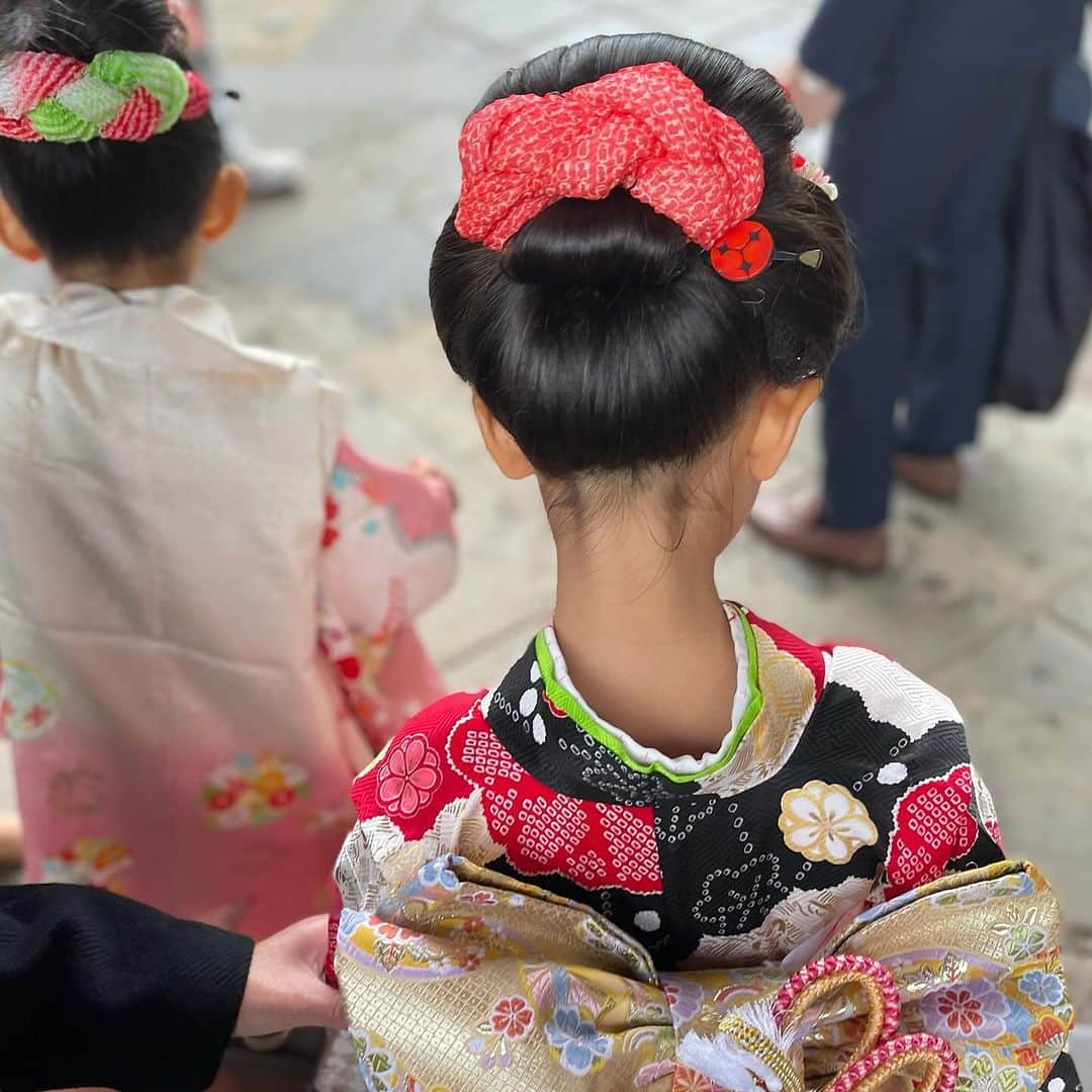 MAMIのインスタグラム：「可愛い姪っ子たちの 七五三📷係へ。気温5℃。  7歳3歳 日本髪に古典柄にて。  母4姉妹 私3姉妹(長女) 娘2.姪っ子2  3代目女系家族シスターズ #LDH  仕事柄、シンプルな装いの妹を 母に持つ姪っ子たちは いつもbling-bling✨な 叔母(あたくし)が気になって仕方なく  あの金属たちを外すと封印が解けて 鬼に変身するという設定になってるため やや遠慮がちです。 #ほぼ正解 #👹👹👹   健やかに伸び伸びと自由に 育ってください。 おめでとう。  次はうちの長女の成人式が 公式行事予定。  祖父母たちには 頑張って元気に長生きして お祝いをたくさん 捻出するようプレッシャー かけ続けます。  娘の成人式には 私の結婚式に誂えた ド派手な黒の振袖が スタンバイしています。  #七五三#姪っ子#女系家族#成人式#日本髪#お祝い#根津神社#次女は怪獣#小学校受験#お疲れ様#おめでとう#黒霧島エクストラホットで乾杯#乾杯王」