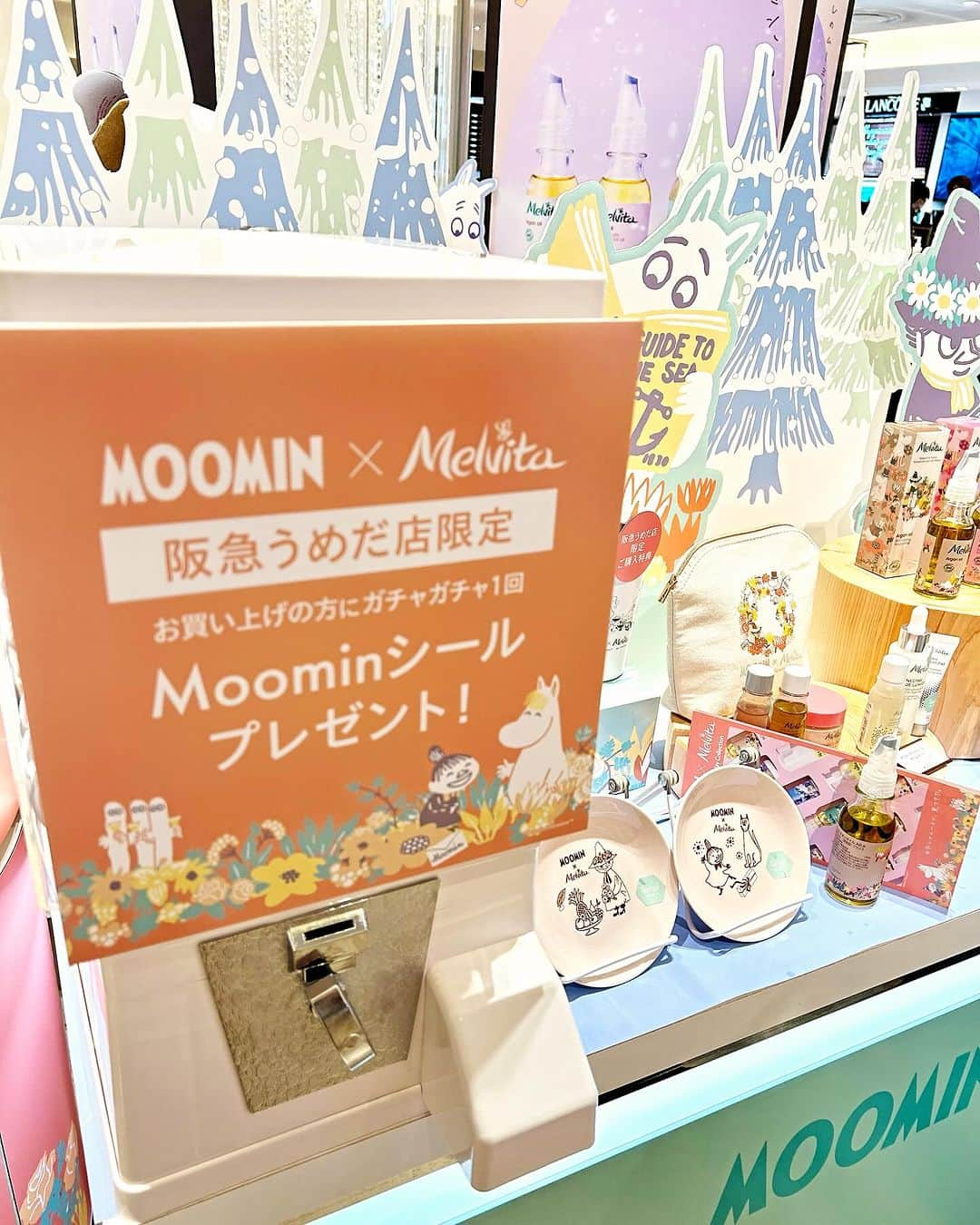 KagitaYukikoさんのインスタグラム写真 - (KagitaYukikoInstagram)「♡♡🌼🌼♡♡  ＊メルヴィータ＊MOOMIN×Melvita POPUP SHOP に行って来ましたッ♪♪  ムーミンコラボ 可愛い〜♪(๑ᴖ◡ᴖ๑)♪  阪急うめだ店限定の商品や ガチャガチャも あったよ♡♡  ⭐️瓶入りのハンド&リップクリームのセット ⭐️ハンドクリームやバームの詰め合わせ ↑の２つは 12/6から発売開始なのですが 阪急うめだのポップアップで 先行販売されてます♡♡  美容ケアに使える ムーミンコラボの かっさとか 気になるアイテムが ずら〜り✨✨  @melvita_jp   乾燥が気になる季節🍂 私は、 ロングセラー商品の ローズのアルガンオイルを 🌹さっそく今日から 使ってみよ♡♡  また、レポしますね♡♡  こちらのポップアップは  大阪　阪急うめだ本店　 2階 きれいきれいスタジオ　 にて 2023/11/29〜12/5まで✨✨  可愛いムーミンコラボの アイテムたち♡♡ プレゼントなどにも 喜ばれるだろうなぁ♡♡  #PR  #メルヴィータ #ポップアップ #阪急　　　 #梅田　 #うめだ #美容 #アルガンオイル #ローズ #限定商品 #ムーミン #コラボ　 #MOOMIN #Melvita #popup」11月29日 20時28分 - mermaid.yukinko