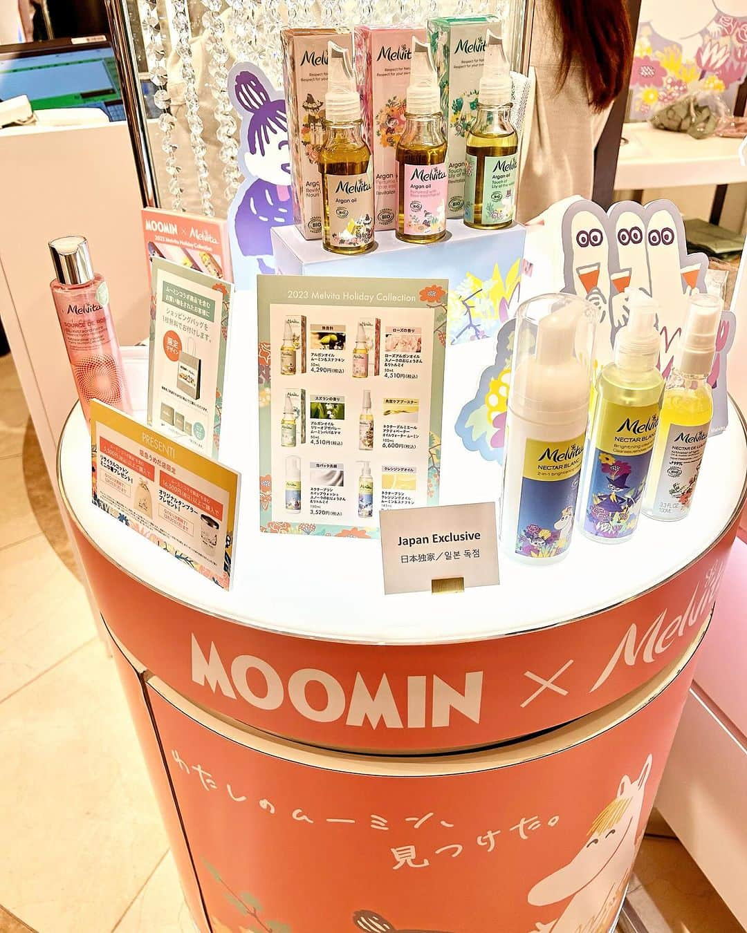 KagitaYukikoさんのインスタグラム写真 - (KagitaYukikoInstagram)「♡♡🌼🌼♡♡  ＊メルヴィータ＊MOOMIN×Melvita POPUP SHOP に行って来ましたッ♪♪  ムーミンコラボ 可愛い〜♪(๑ᴖ◡ᴖ๑)♪  阪急うめだ店限定の商品や ガチャガチャも あったよ♡♡  ⭐️瓶入りのハンド&リップクリームのセット ⭐️ハンドクリームやバームの詰め合わせ ↑の２つは 12/6から発売開始なのですが 阪急うめだのポップアップで 先行販売されてます♡♡  美容ケアに使える ムーミンコラボの かっさとか 気になるアイテムが ずら〜り✨✨  @melvita_jp   乾燥が気になる季節🍂 私は、 ロングセラー商品の ローズのアルガンオイルを 🌹さっそく今日から 使ってみよ♡♡  また、レポしますね♡♡  こちらのポップアップは  大阪　阪急うめだ本店　 2階 きれいきれいスタジオ　 にて 2023/11/29〜12/5まで✨✨  可愛いムーミンコラボの アイテムたち♡♡ プレゼントなどにも 喜ばれるだろうなぁ♡♡  #PR  #メルヴィータ #ポップアップ #阪急　　　 #梅田　 #うめだ #美容 #アルガンオイル #ローズ #限定商品 #ムーミン #コラボ　 #MOOMIN #Melvita #popup」11月29日 20時28分 - mermaid.yukinko