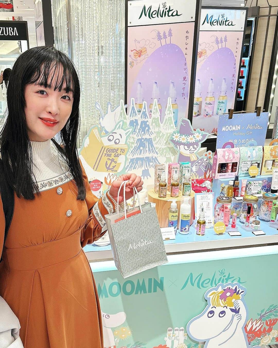 KagitaYukikoさんのインスタグラム写真 - (KagitaYukikoInstagram)「♡♡🌼🌼♡♡  ＊メルヴィータ＊MOOMIN×Melvita POPUP SHOP に行って来ましたッ♪♪  ムーミンコラボ 可愛い〜♪(๑ᴖ◡ᴖ๑)♪  阪急うめだ店限定の商品や ガチャガチャも あったよ♡♡  ⭐️瓶入りのハンド&リップクリームのセット ⭐️ハンドクリームやバームの詰め合わせ ↑の２つは 12/6から発売開始なのですが 阪急うめだのポップアップで 先行販売されてます♡♡  美容ケアに使える ムーミンコラボの かっさとか 気になるアイテムが ずら〜り✨✨  @melvita_jp   乾燥が気になる季節🍂 私は、 ロングセラー商品の ローズのアルガンオイルを 🌹さっそく今日から 使ってみよ♡♡  また、レポしますね♡♡  こちらのポップアップは  大阪　阪急うめだ本店　 2階 きれいきれいスタジオ　 にて 2023/11/29〜12/5まで✨✨  可愛いムーミンコラボの アイテムたち♡♡ プレゼントなどにも 喜ばれるだろうなぁ♡♡  #PR  #メルヴィータ #ポップアップ #阪急　　　 #梅田　 #うめだ #美容 #アルガンオイル #ローズ #限定商品 #ムーミン #コラボ　 #MOOMIN #Melvita #popup」11月29日 20時28分 - mermaid.yukinko