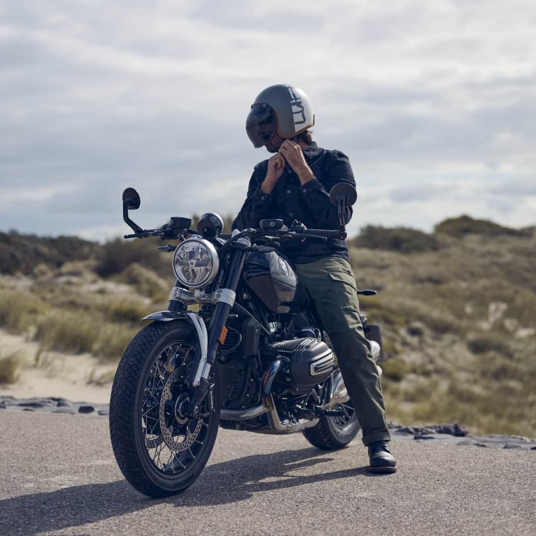 BMW Motorrad Japanのインスタグラム：「〜BMW R12 誕生〜  リラックスしたポジションで自由気ままにボクサーエンジンのバイブスを楽しむカジュアルなクルーザー。それがBMW R12です。  乗り手の好みを自在に表現できるモジュラー・コンセプトでデザインした車体は、カスタマイズの可能性も無限大に広がっています。  #MakeLifeARide #Soulfuel #BMWR12 #BMWMotorrad #BMWモトラッド #駆けぬける歓び」