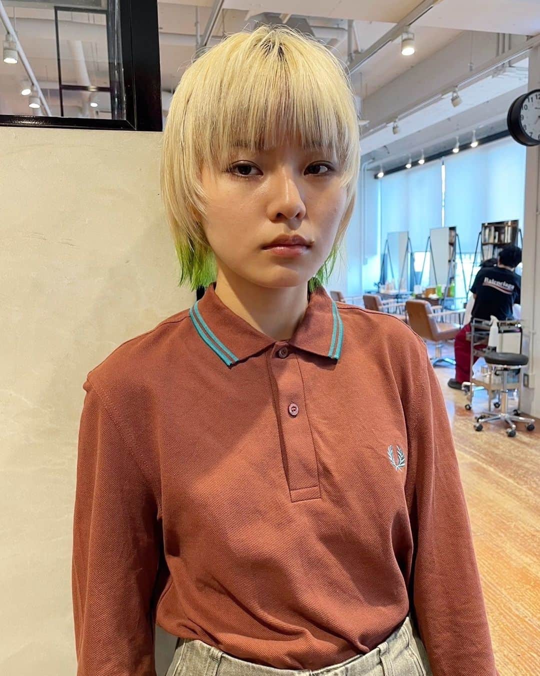 veticaのインスタグラム：「襟足にデザインのある ショートウルフ✂︎  hair @vetica_andoryu   #ウルフ #ウルフカット #ショートウルフ #デザインカラー #ブリーチ」