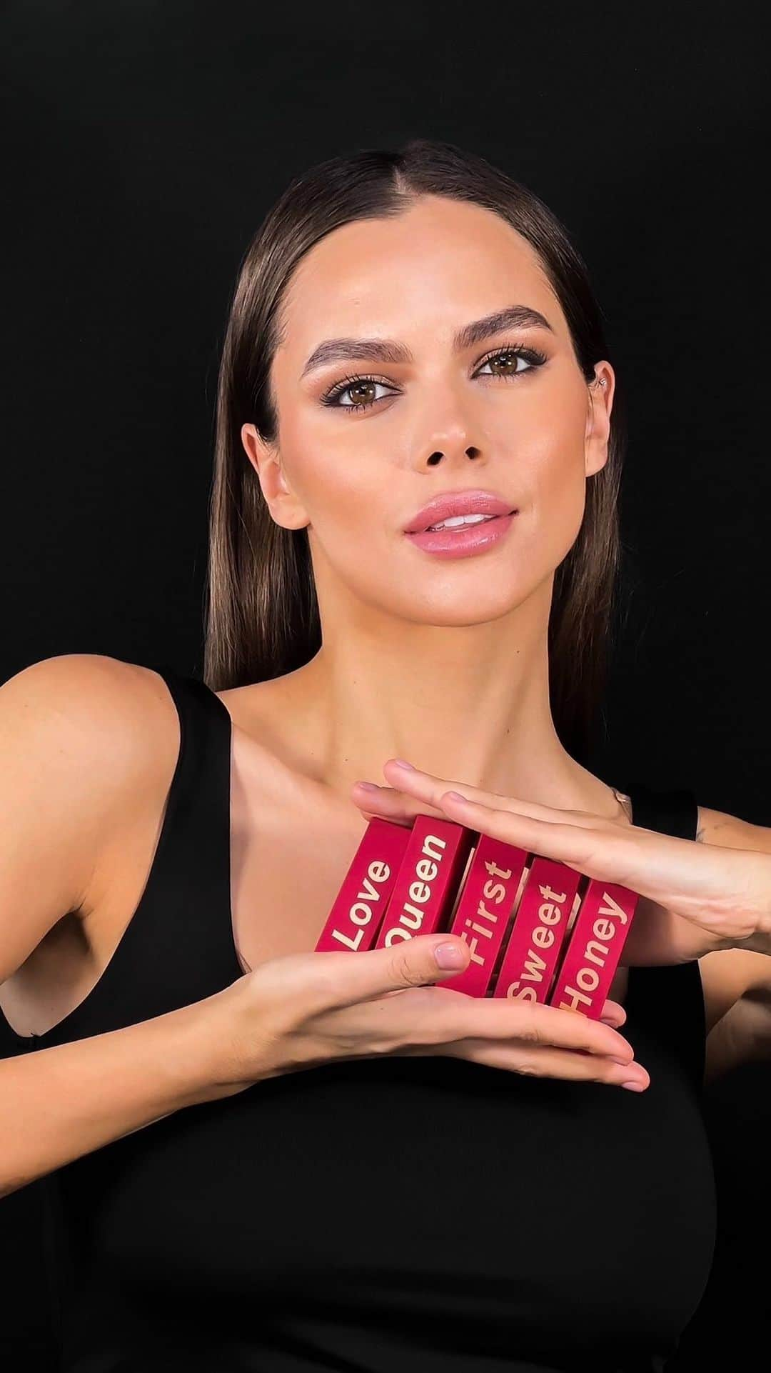 MAVRIN modelsのインスタグラム：「Меняю помаду под оттенок настроения. С MY LIP SYMBOL я могу быть разной, от милой SWEET до неотразимой QUEEN!💄  My Lip Symbol от Stellary — 10 оттенков тебя 👄   Какой оттенок вы выберете сегодня?」