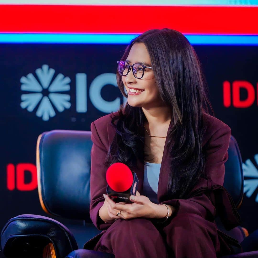 Prilly Latuconsinaのインスタグラム：「Indonesia millennial & Gen-z summit 2023!  Senang sekali bisa hadir di acara ini dan berbagi cerita tentang kesibukan aku di belakang layar sebagai produser di rumah produksi @sinemaku.pictures Cerita bagaimana bisa bangun PH, kerja dengan banyak anak muda yang baru saja terjun ke industri film. Pastinya sangat seru sesuai dengan moto kita "Here Comes The Fun". Suatu pencapaian yang aku banggakan bisa membuka lapangan kerja buat anak muda atau yang kita sebut Gen-Z dan mendapat apresiasi dari banyak pihak.  Semangat buat kalian semua yang ingin mencoba hal baru dan sedang berusaha menggapai mimpi kalian. Selagi kalian percaya dan terus bekerja keras, usaha tidak akan mengkhianati hasilnya! ❤️」