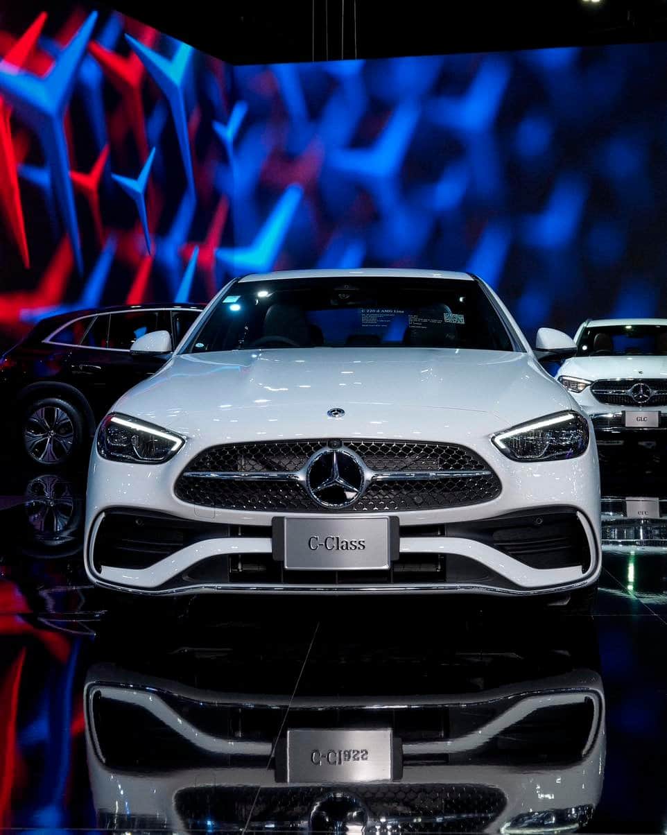 Mercedes-Benz Thailandさんのインスタグラム写真 - (Mercedes-Benz ThailandInstagram)「Mercedes-Benz พร้อมแล้วที่จะพาคุณทะยานเข้าสู่โลกยนตรกรรมแห่งอนาคตในงาน Motor Expo 2023 ที่ปีนี้มาภายใต้คอนเซ็ปต์ FUTURE FOR ALL ลดระดับ(บูธ) เพื่อให้ทุกคนได้เข้าถึงประสบการณ์ของความเป็นผู้นำได้อย่างเท่าเทียม และสัมผัสความเอ็กซ์คลูซีฟกับรถไฮไลท์ที่มาเปิดตัวครั้งแรกในงาน  🚗 Mercedes-Benz GLC 220 d 4MATIC Avantgarde 🚗 Mercedes-Benz EQE 350 4MATIC SUV Electric Art 🚗 Mercedes-Benz GLE 300 d 4MATIC AMG Dynamic 🚗 Mercedes-Benz C 220 d AMG Line   พบข้อเสนอพิเศษได้ที่บูธ Mercedes-Benz 🗓️ ตั้งแต่วันที่ 1 - 11 ธันวาคม 2566 📍 ณ อิมแพ็ค ชาเลนเจอร์ ฮอลล์ 1 เมืองทองธานี� *อุปกรณ์บางส่วนในภาพอาจแตกต่างจากที่จำหน่ายจริง โปรดตรวจสอบรายการอุปกรณ์ของรถยนต์แต่ละรุ่นที่ผู้จำหน่ายฯ อย่างเป็นทางการทั่วประเทศ   #FUTUREFORALL #MotorExpo2023 #MercedesBenz #MercedesBenzThailand」11月29日 20時33分 - mercedesbenzthailand