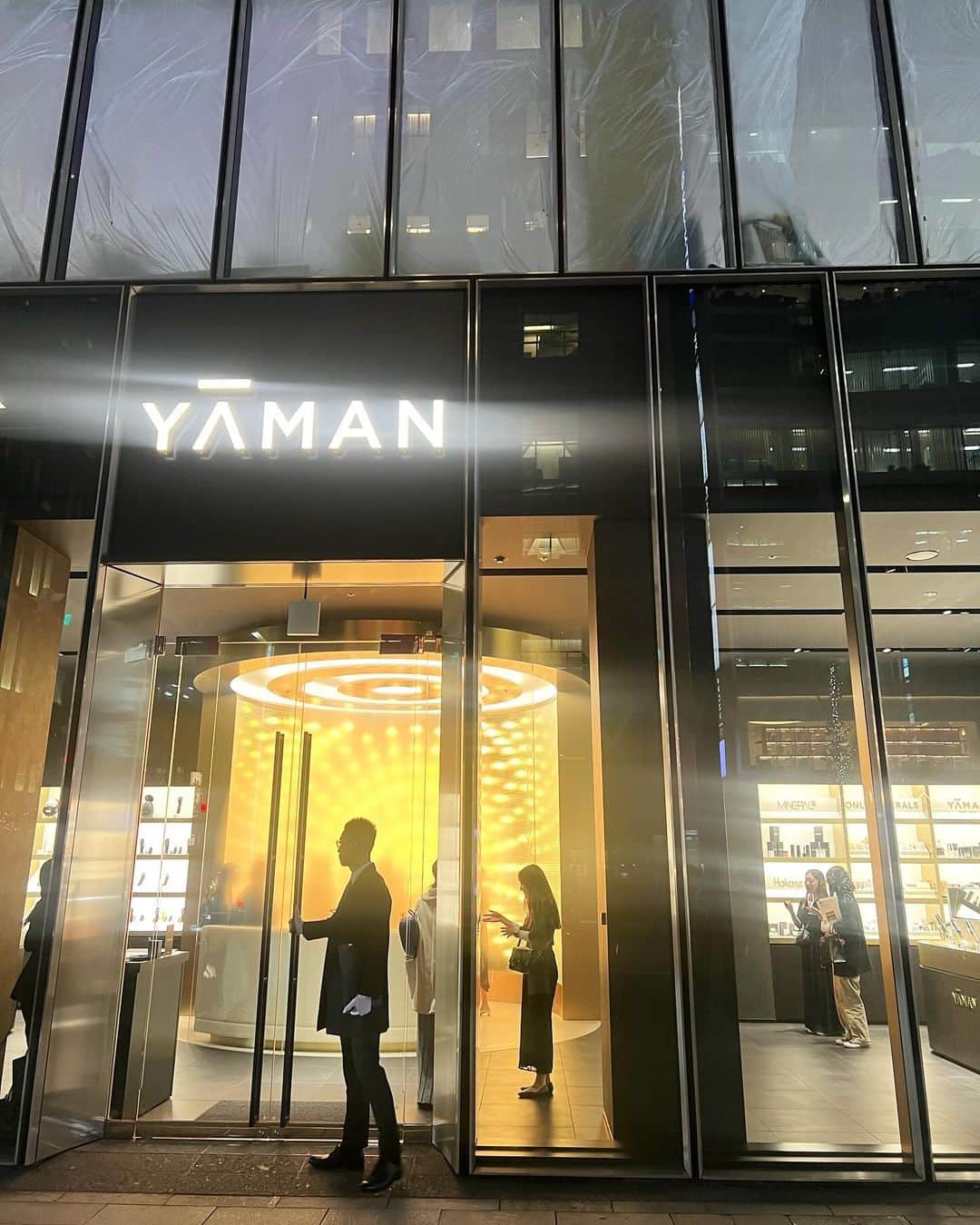 AYUMIさんのインスタグラム写真 - (AYUMIInstagram)「色々な美顔器で有名なYA-MAN @yaman.official   銀座にヤーマン初のグローバル フラッグシップストアが誕生しました！【YA-MAN the store GINZA】  ここはまさに #美顔器の殿堂  YA-MANの全ての製品を体験、タッチアップできます  私もさっそく😊 気持ちよか〜☺️  頭皮や顔のマッサージ 美肌光ステーション  お顔よ上がれ！上がれ！ と思うアラフィフ 興味深々です  銀座の【YA-MAN the store GINZA】で 自分にピッタリな美顔器が見つかるはず♪  #PR  #ヤーマン　#美顔器 #YAMANthestoreGINZA #YAMAN #美容　#銀座」11月29日 20時34分 - ayumiayunco