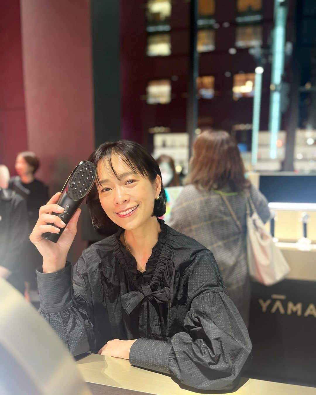 AYUMIさんのインスタグラム写真 - (AYUMIInstagram)「色々な美顔器で有名なYA-MAN @yaman.official   銀座にヤーマン初のグローバル フラッグシップストアが誕生しました！【YA-MAN the store GINZA】  ここはまさに #美顔器の殿堂  YA-MANの全ての製品を体験、タッチアップできます  私もさっそく😊 気持ちよか〜☺️  頭皮や顔のマッサージ 美肌光ステーション  お顔よ上がれ！上がれ！ と思うアラフィフ 興味深々です  銀座の【YA-MAN the store GINZA】で 自分にピッタリな美顔器が見つかるはず♪  #PR  #ヤーマン　#美顔器 #YAMANthestoreGINZA #YAMAN #美容　#銀座」11月29日 20時34分 - ayumiayunco
