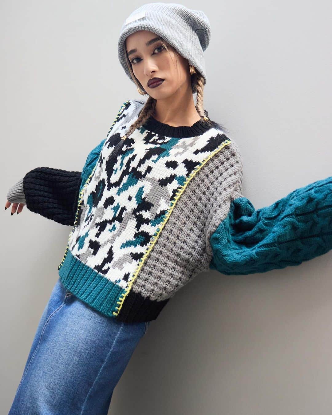 EVRISのインスタグラム：「⠀ -EVRIS 2023 WINTER OUTFITS- STARRING YURINO X ANNA SUDA  DROP NOW #パッチワークジャガードニット PPL/NVY/BLK ¥8,800(税込)  ___________________________________________ 🔻公式通販サイトRUNWAY channelは  @evris_official TOPのURLから✔︎  #EVRIS」
